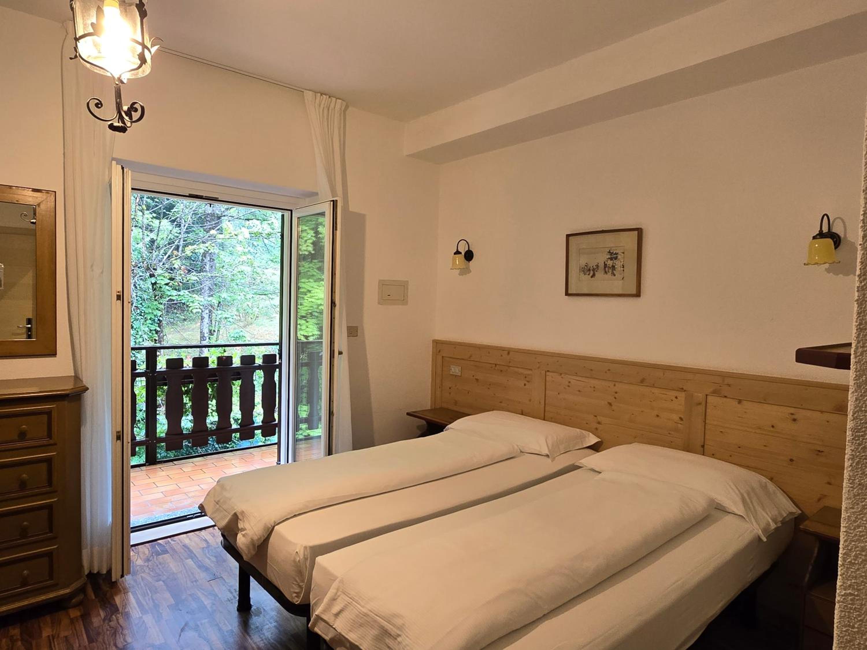 Double or Twin Room with Balcony and Forest View photo 2