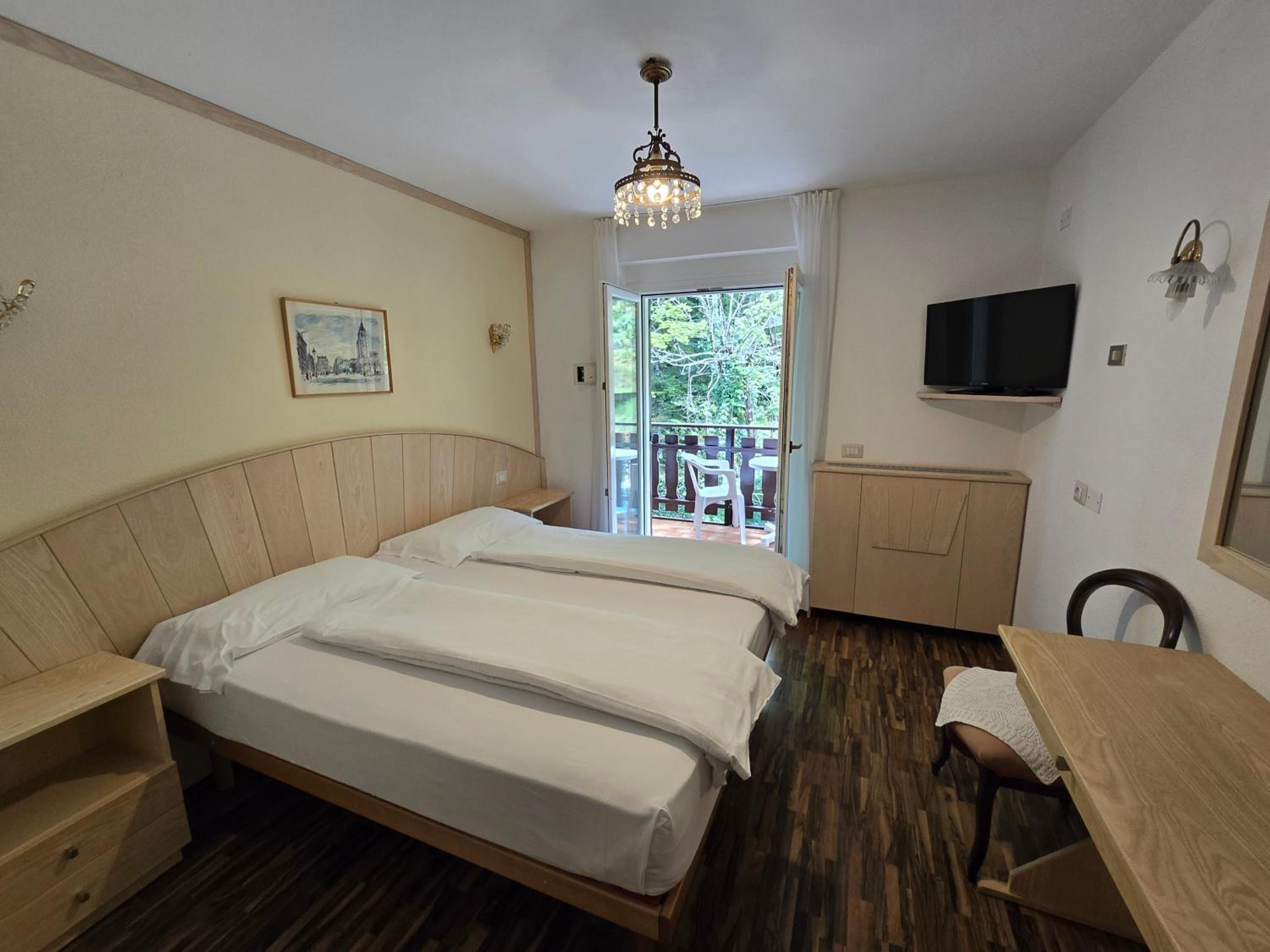Double or Twin Room with Balcony and Forest View photo 3
