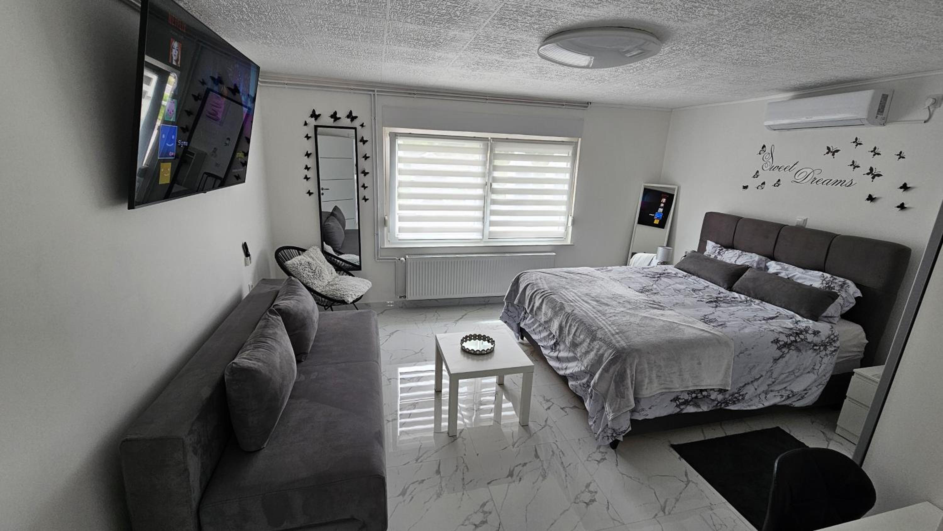 One-Bedroom Apartment with Terrace photo 1