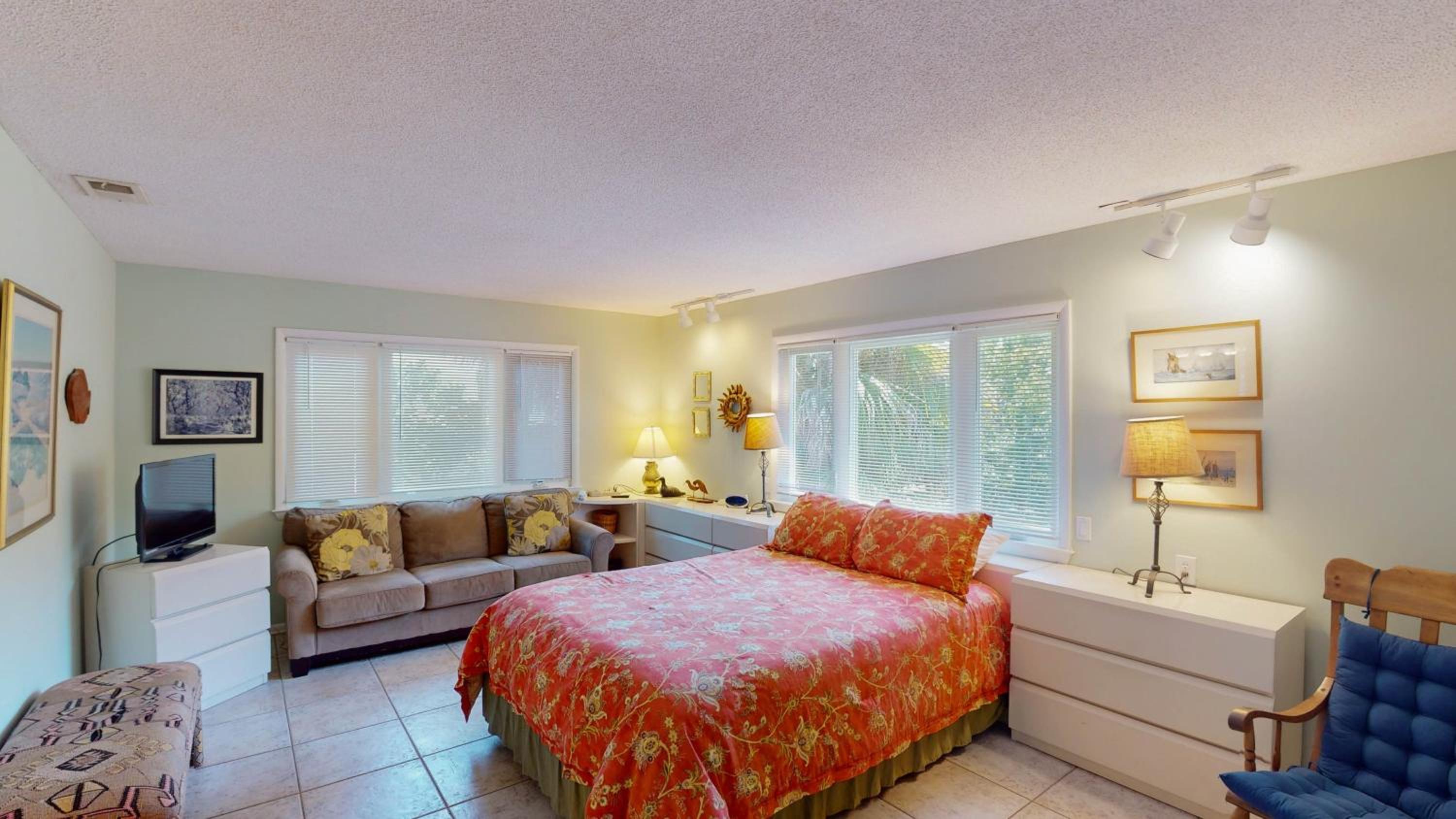 Three-Bedroom House photo 3