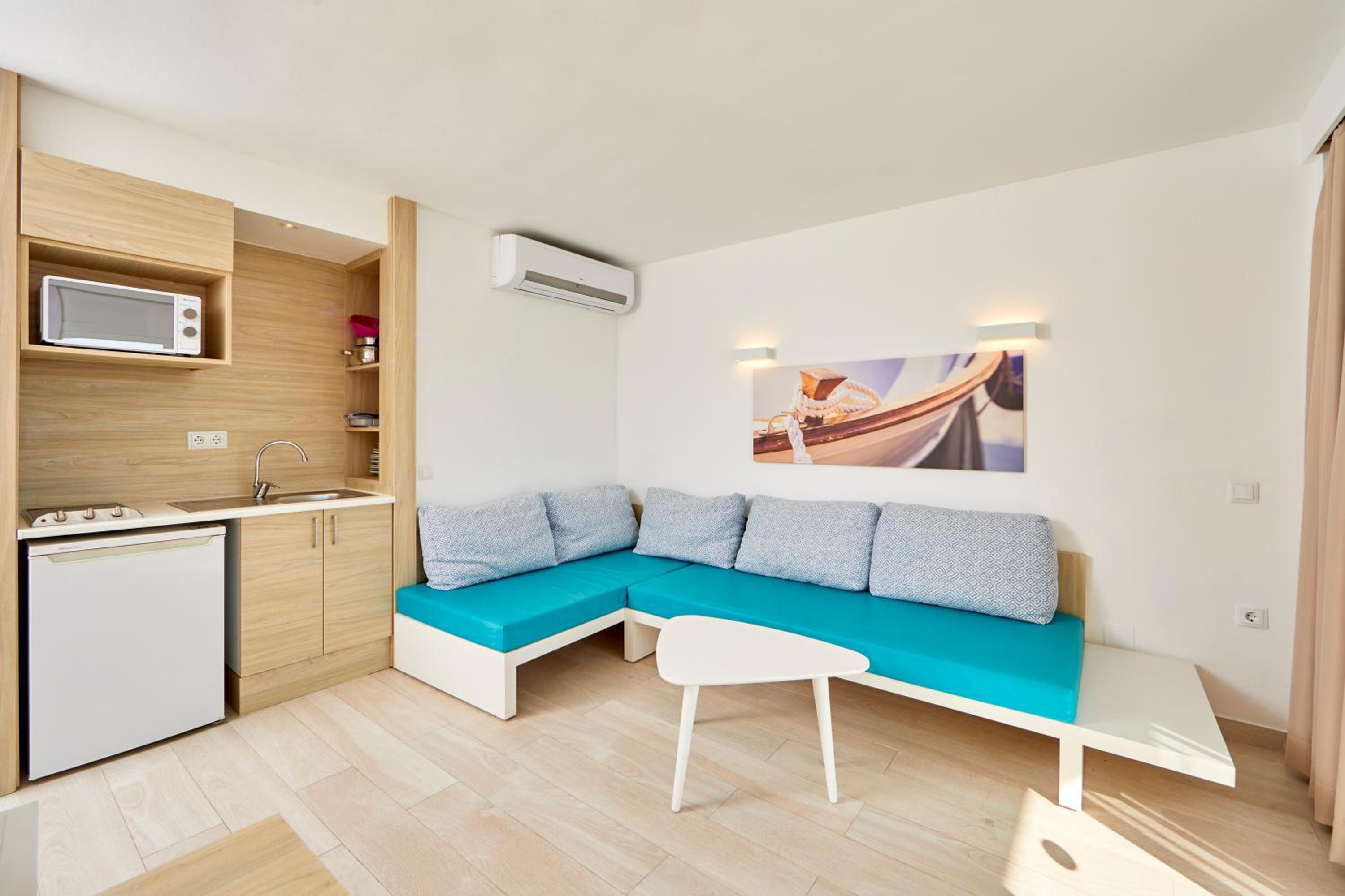 One-Bedroom Apartment with Balcony thumbnail 6
