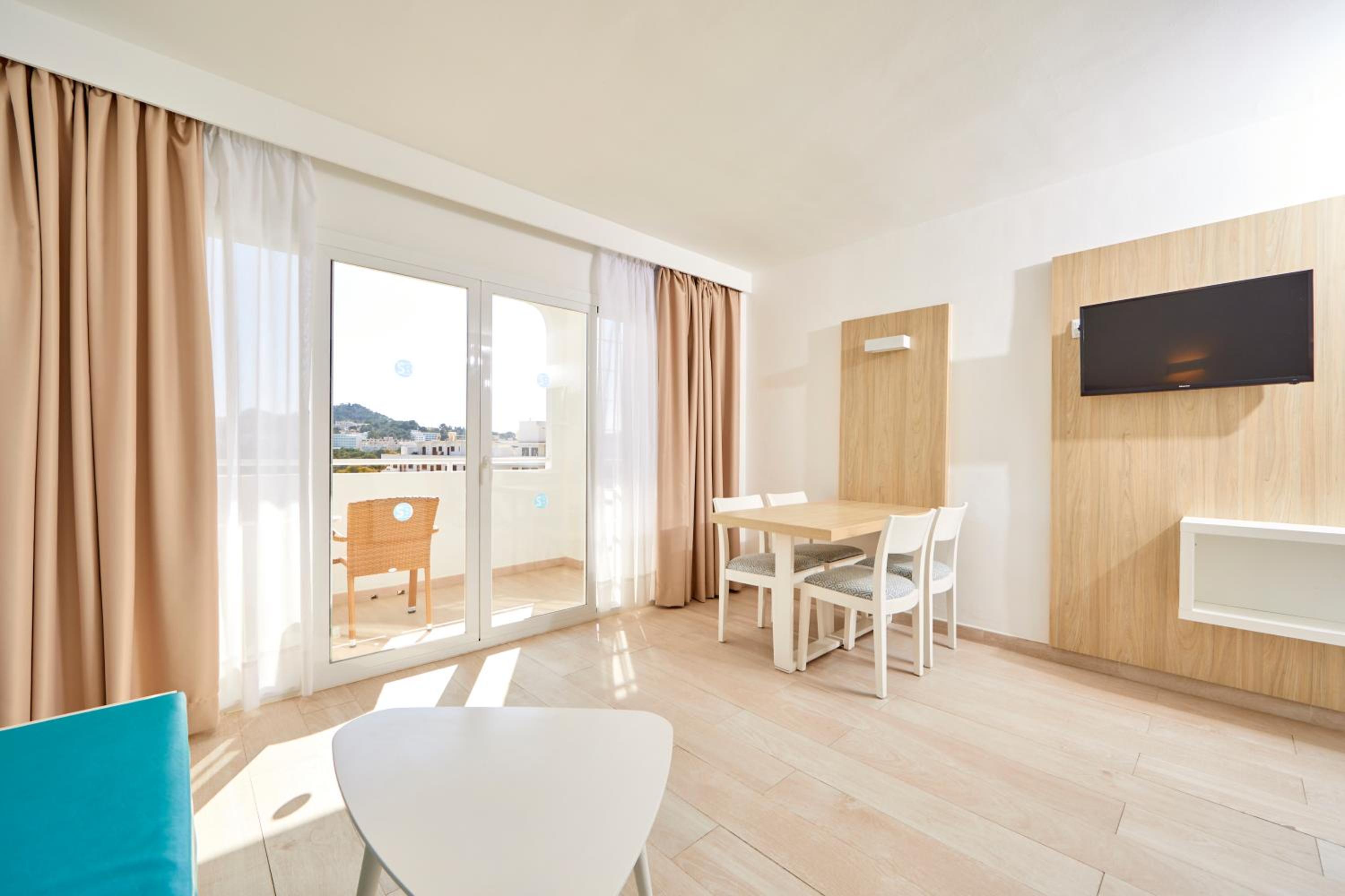 One-Bedroom Apartment with Balcony thumbnail 5
