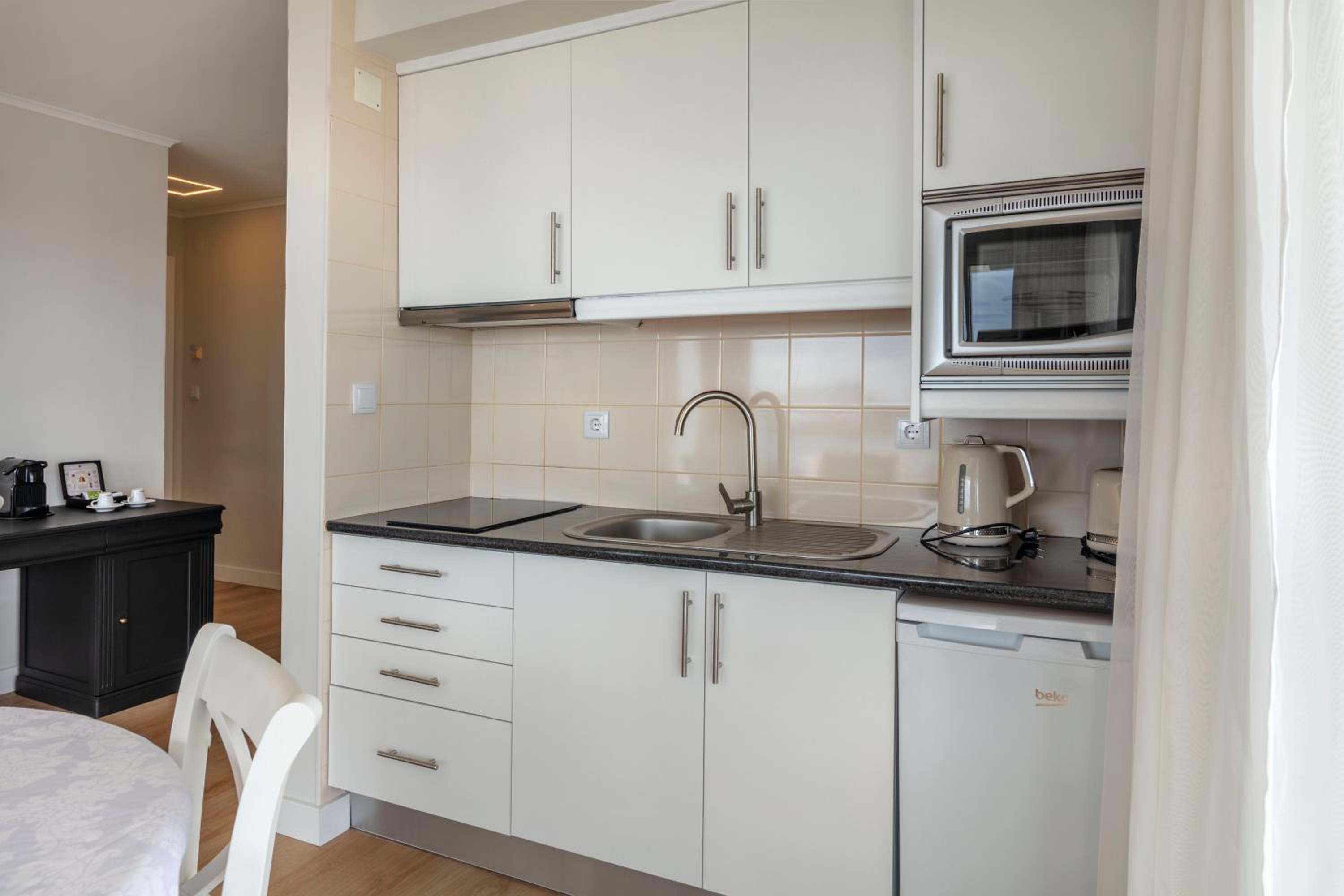 Superior Suite with Balcony and Sea View - Photo 7