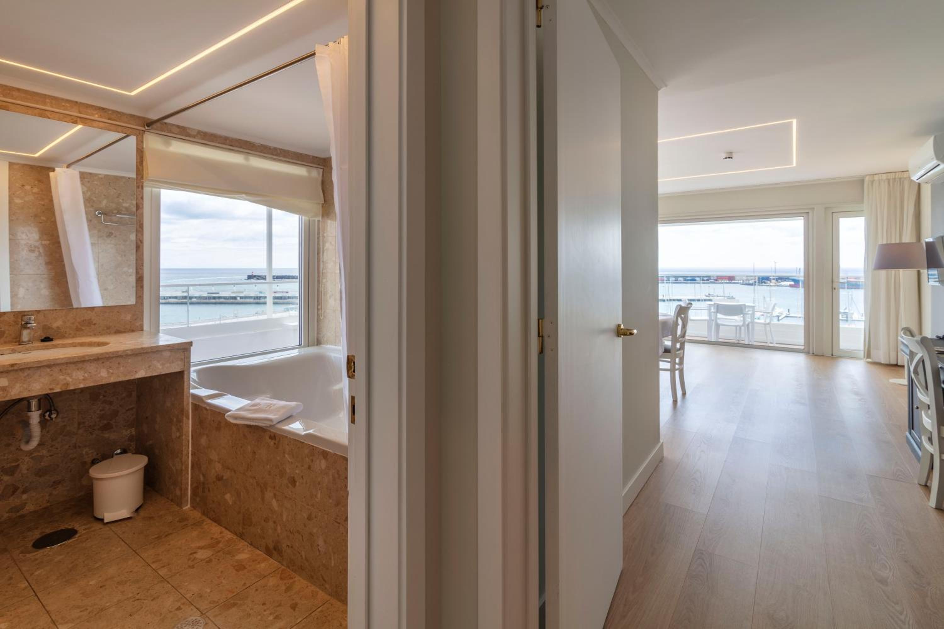 Superior Suite with Balcony and Sea View - Photo 10