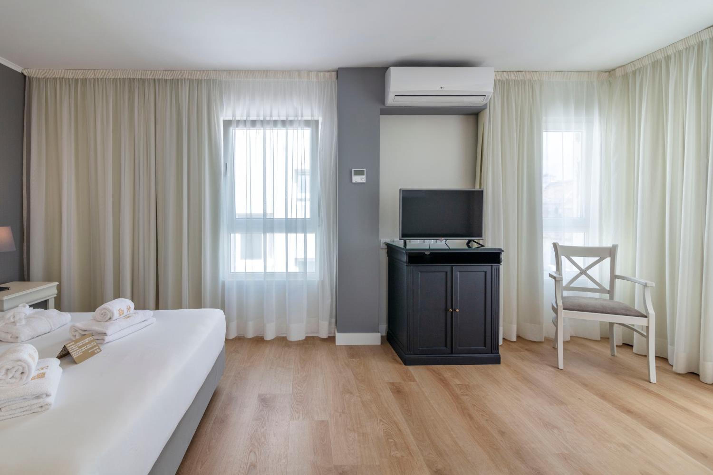 Superior Suite with Balcony and Sea View - Photo 15