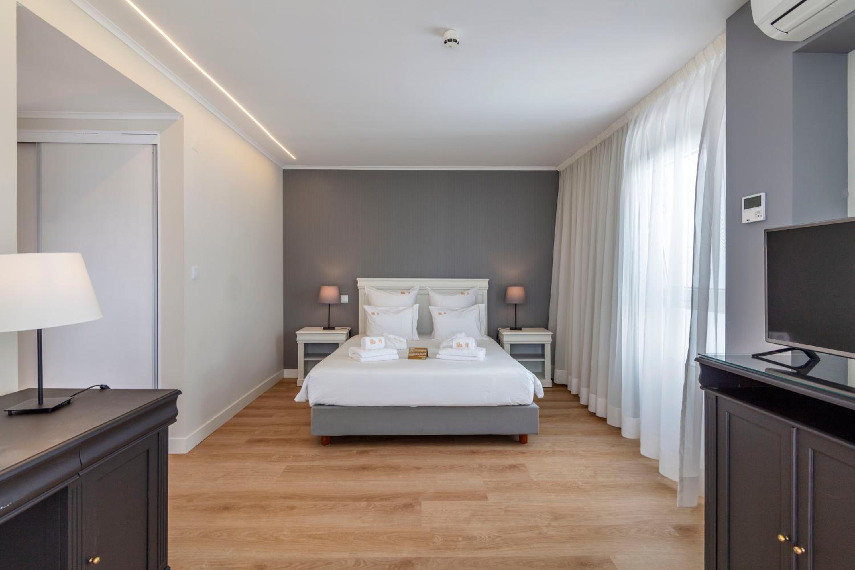 Superior Suite with Balcony and Sea View - Photo 19