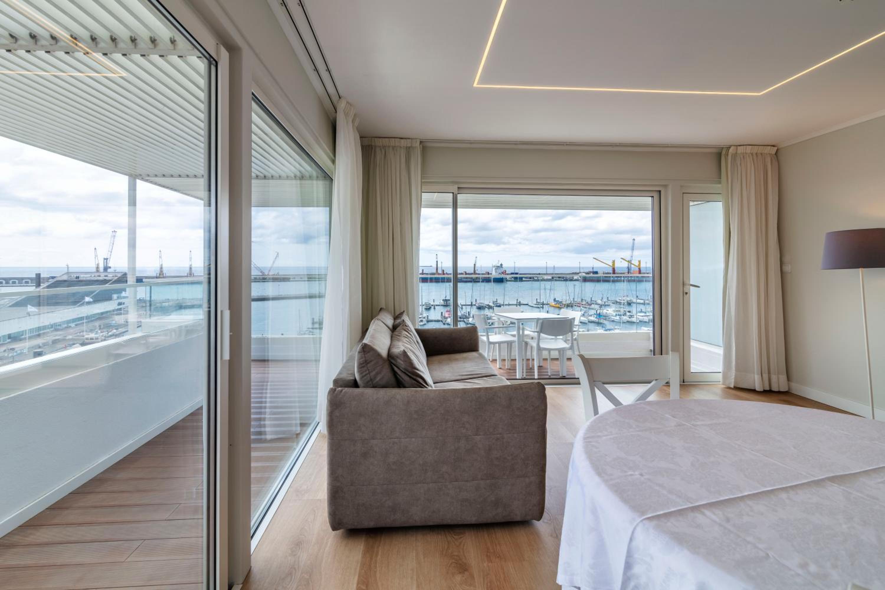 Superior Suite with Balcony and Sea View - Photo 14