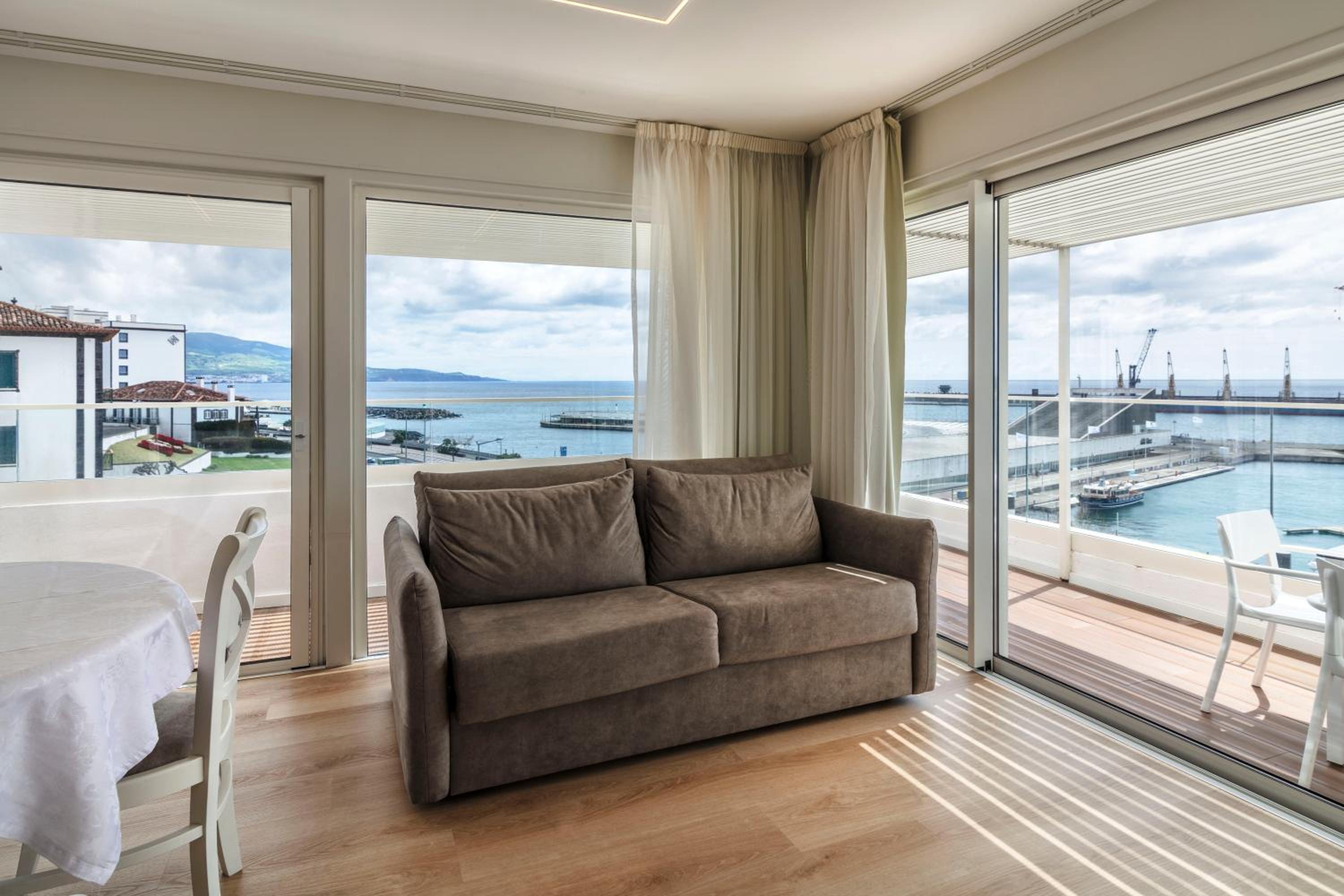 Superior Suite with Balcony and Sea View - Photo 12