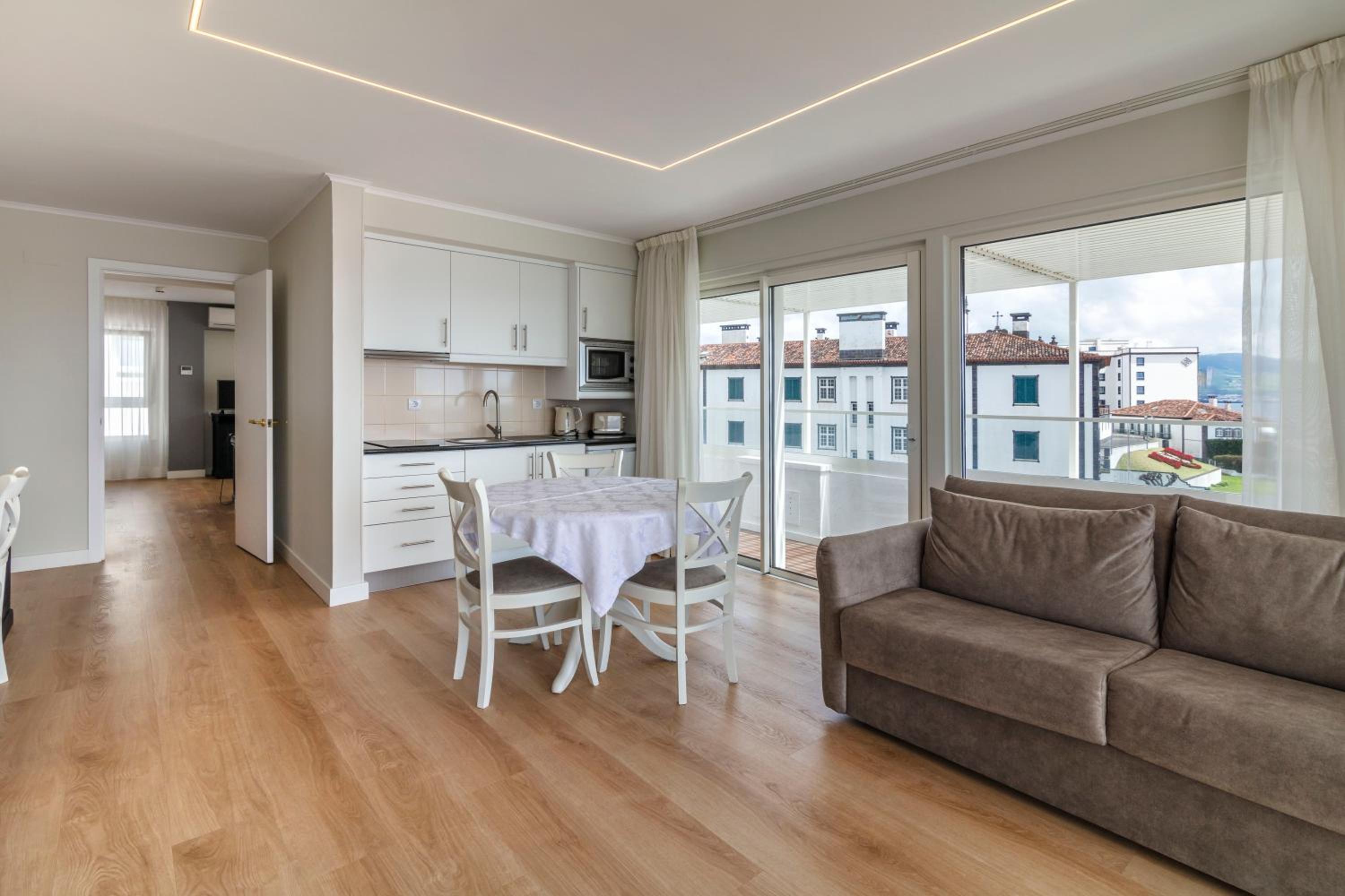 Superior Suite with Balcony and Sea View - Photo 8