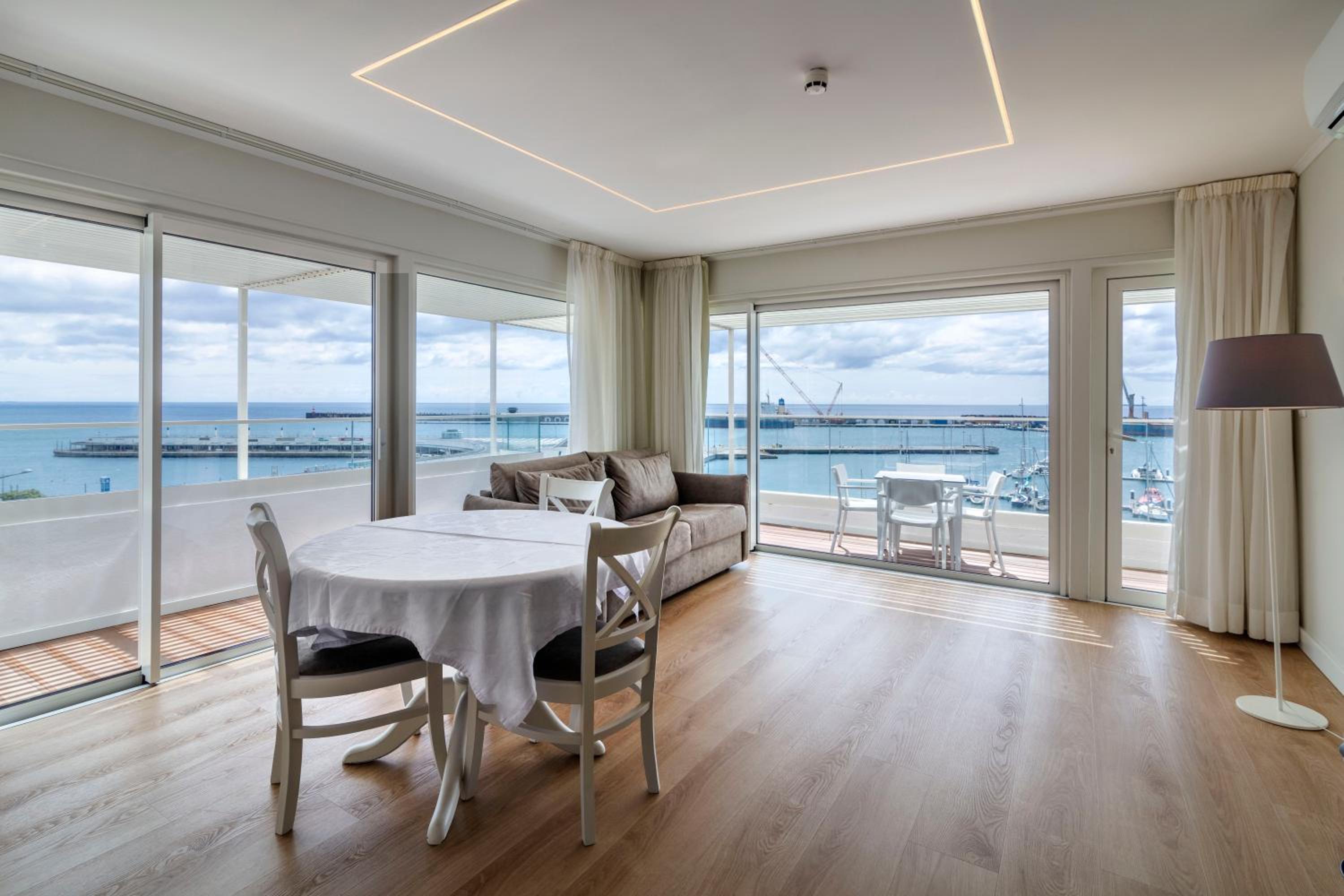 Superior Suite with Balcony and Sea View - Photo 21