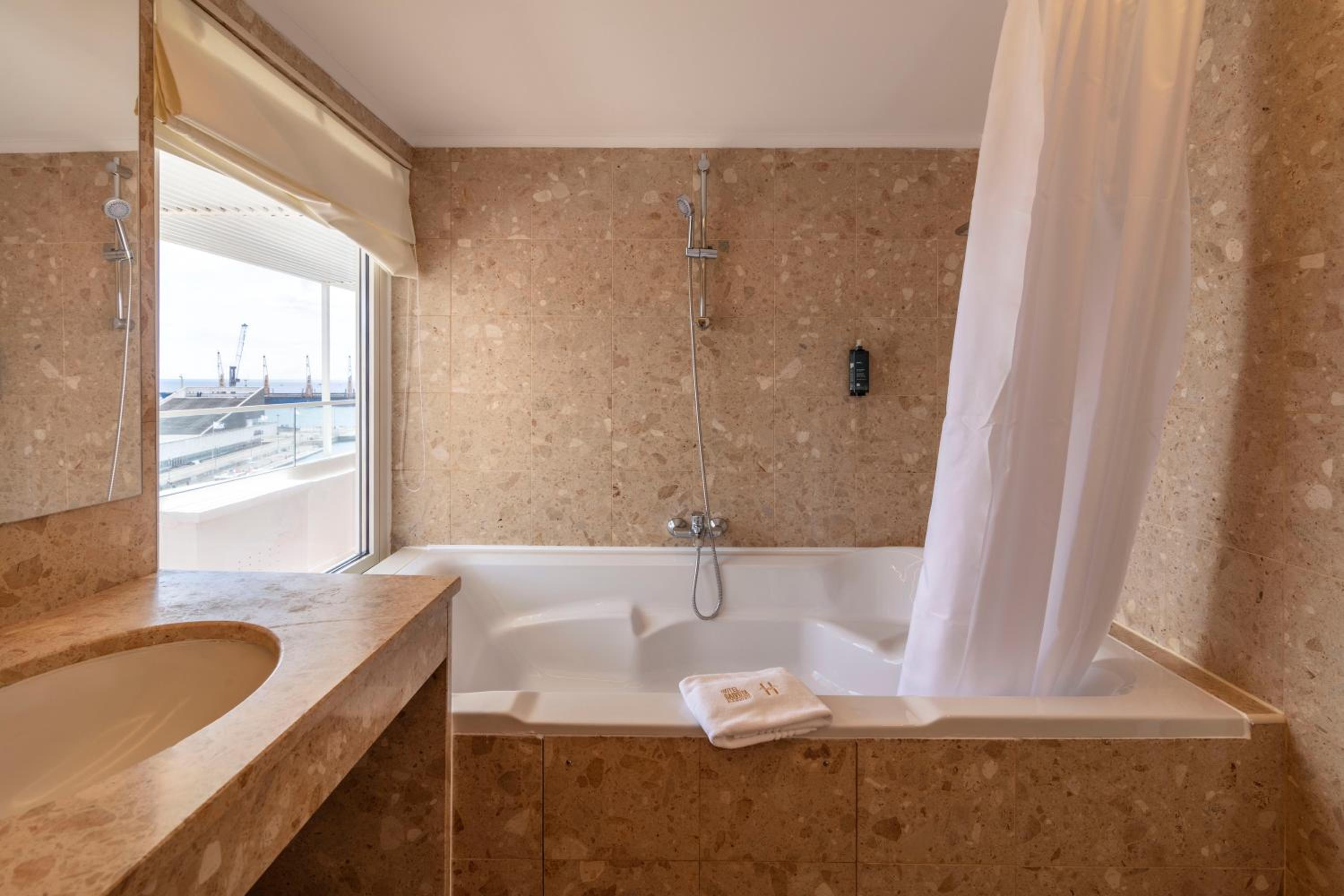 Superior Suite with Balcony and Sea View - Photo 9