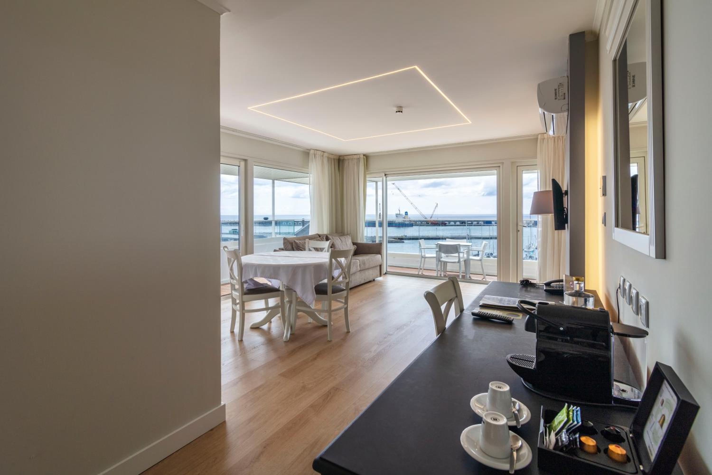 Superior Suite with Balcony and Sea View - Photo 6