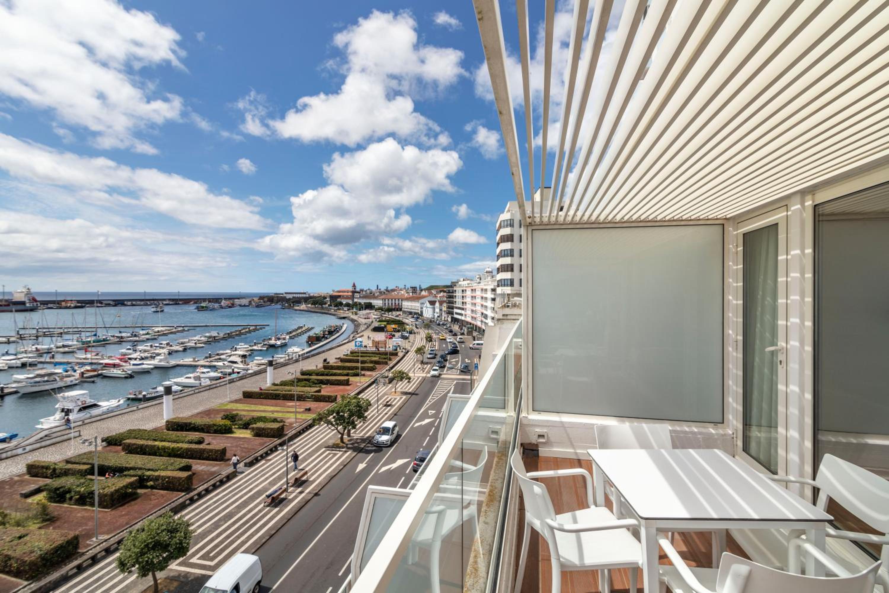 Superior Suite with Balcony and Sea View - Photo 22