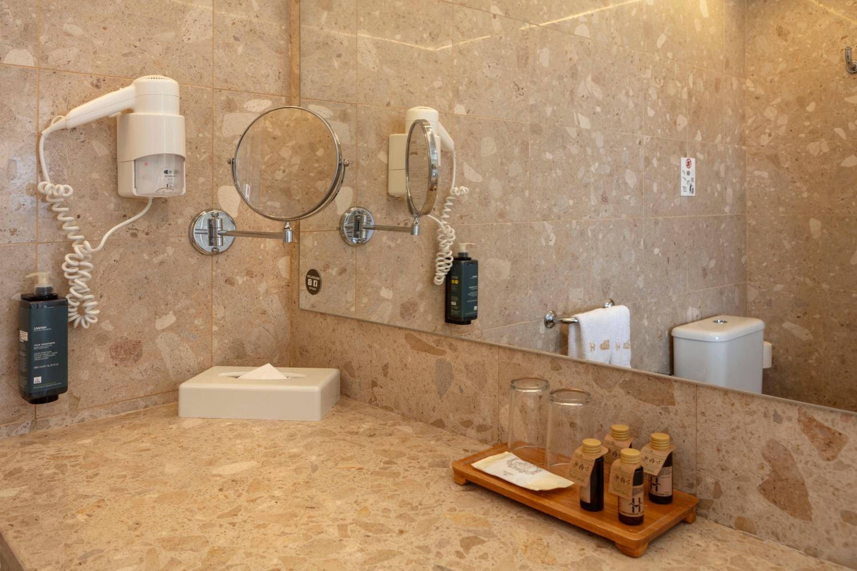 Superior Suite with Balcony and Sea View - Photo 13