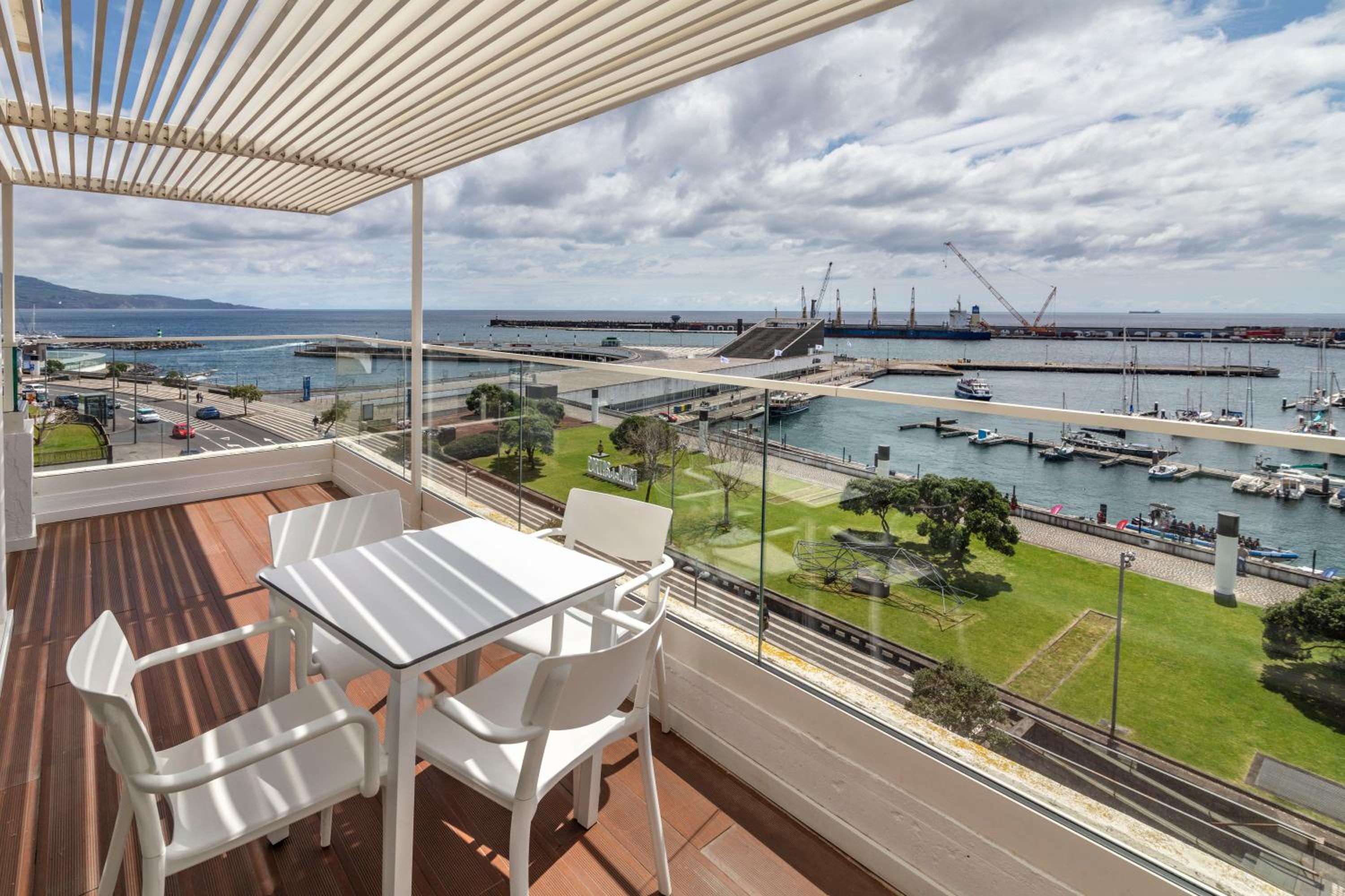 Superior Suite with Balcony and Sea View - Photo 17