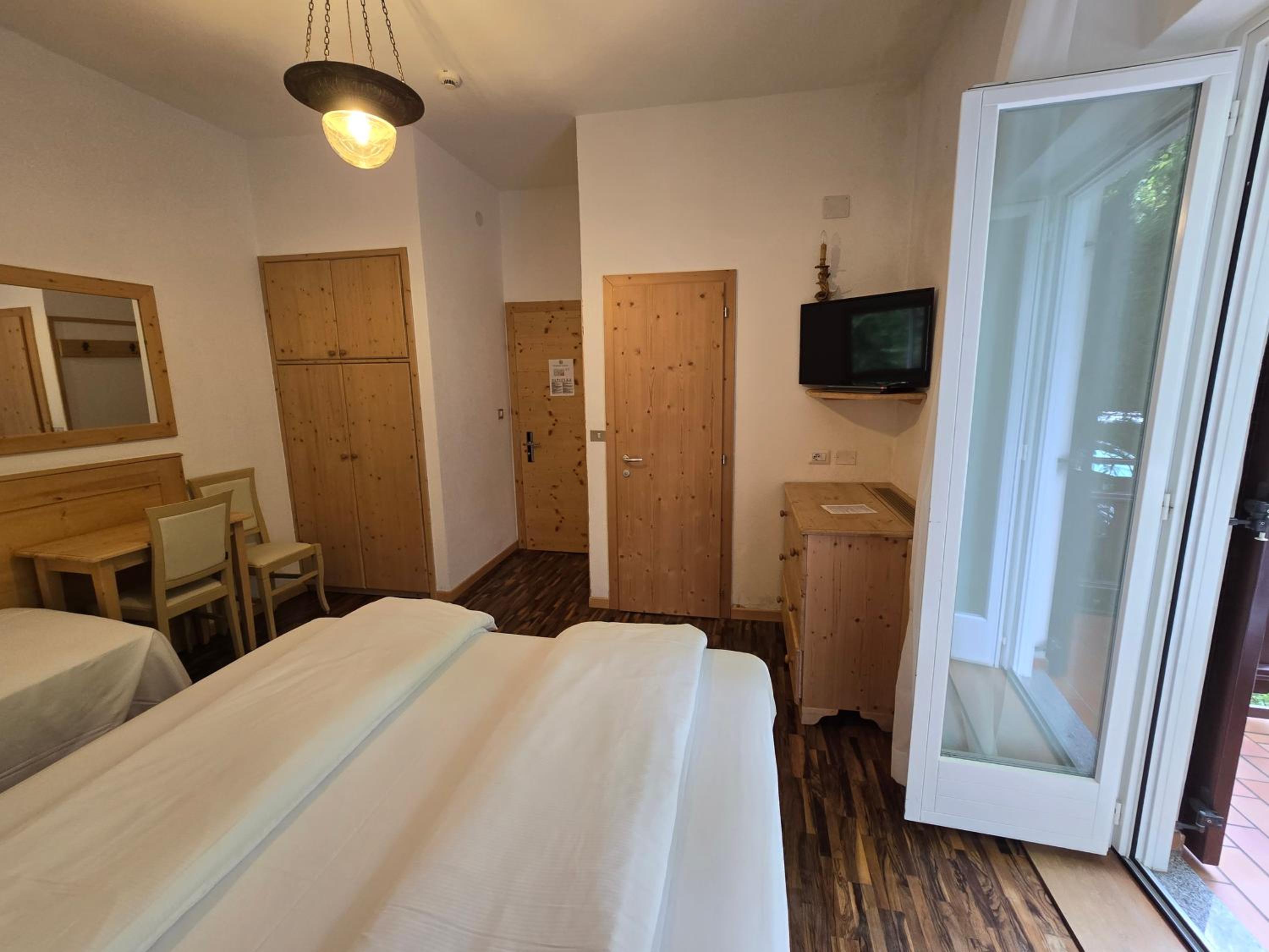  Double or Twin Room with Balcony and Lateral Lake View photo 1