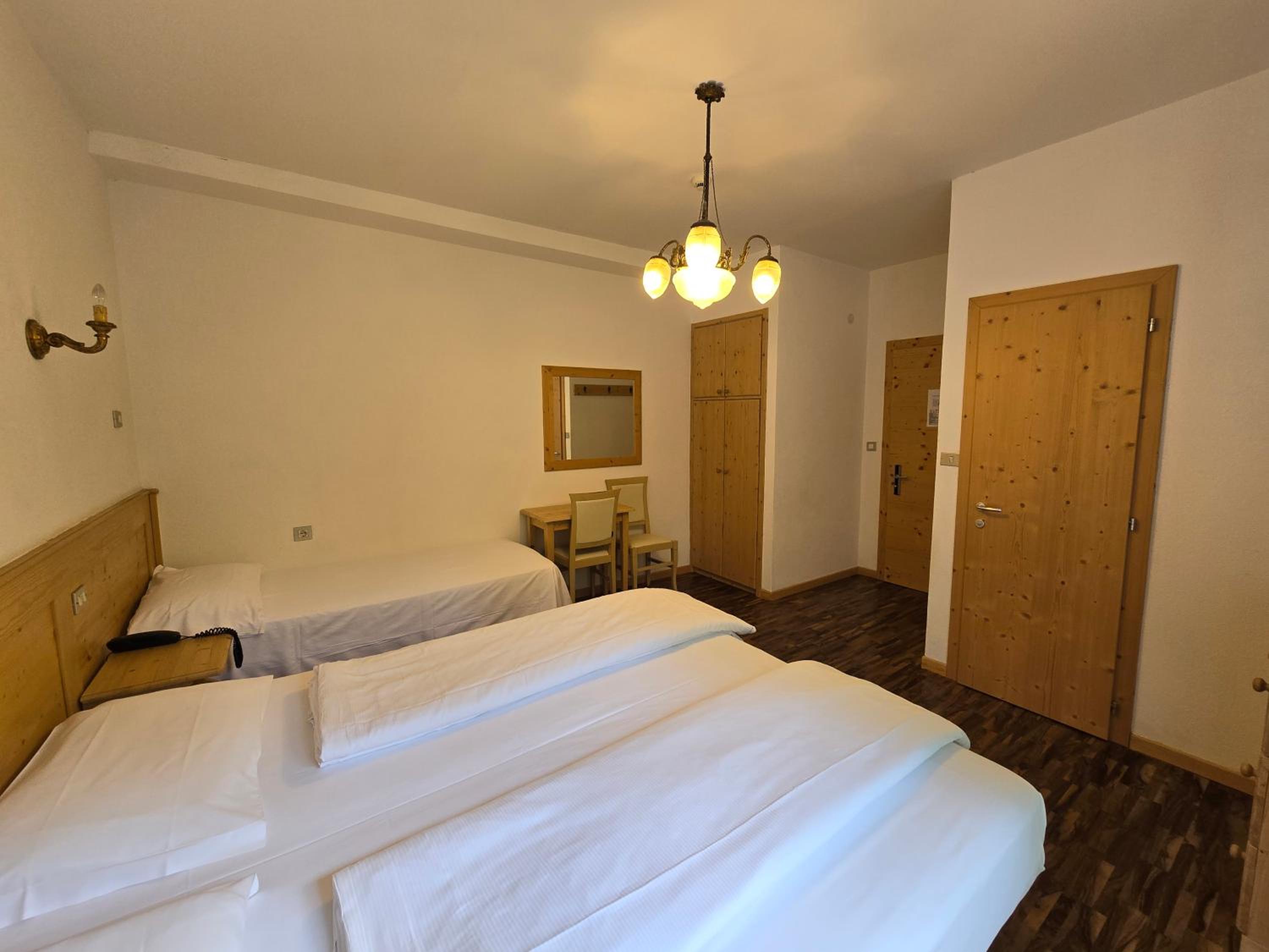  Double or Twin Room with Balcony and Lateral Lake View photo 2