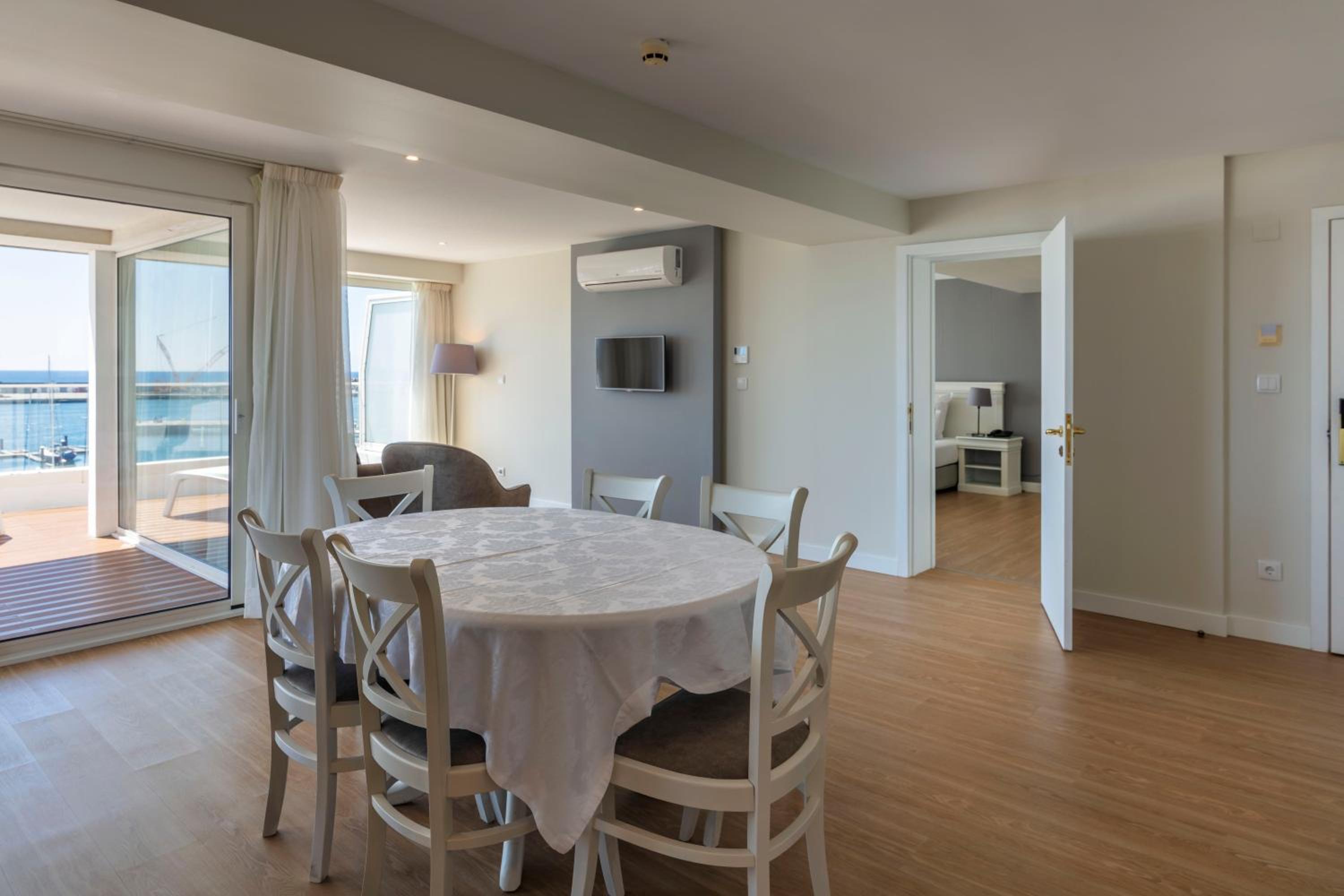 Superior King Suite With Balcony And Sea View thumbnail 5