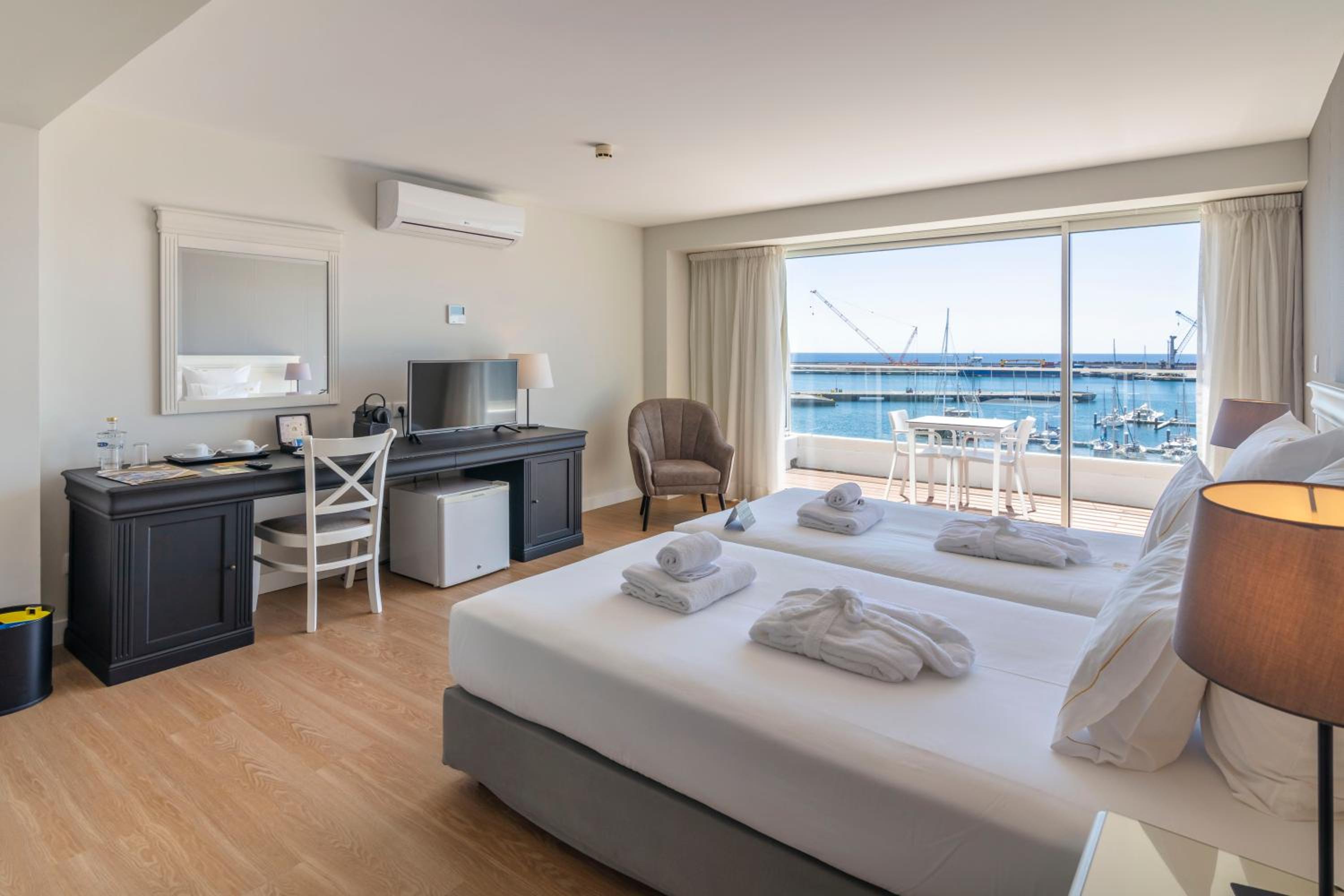 Superior King Suite With Balcony And Sea View thumbnail 6