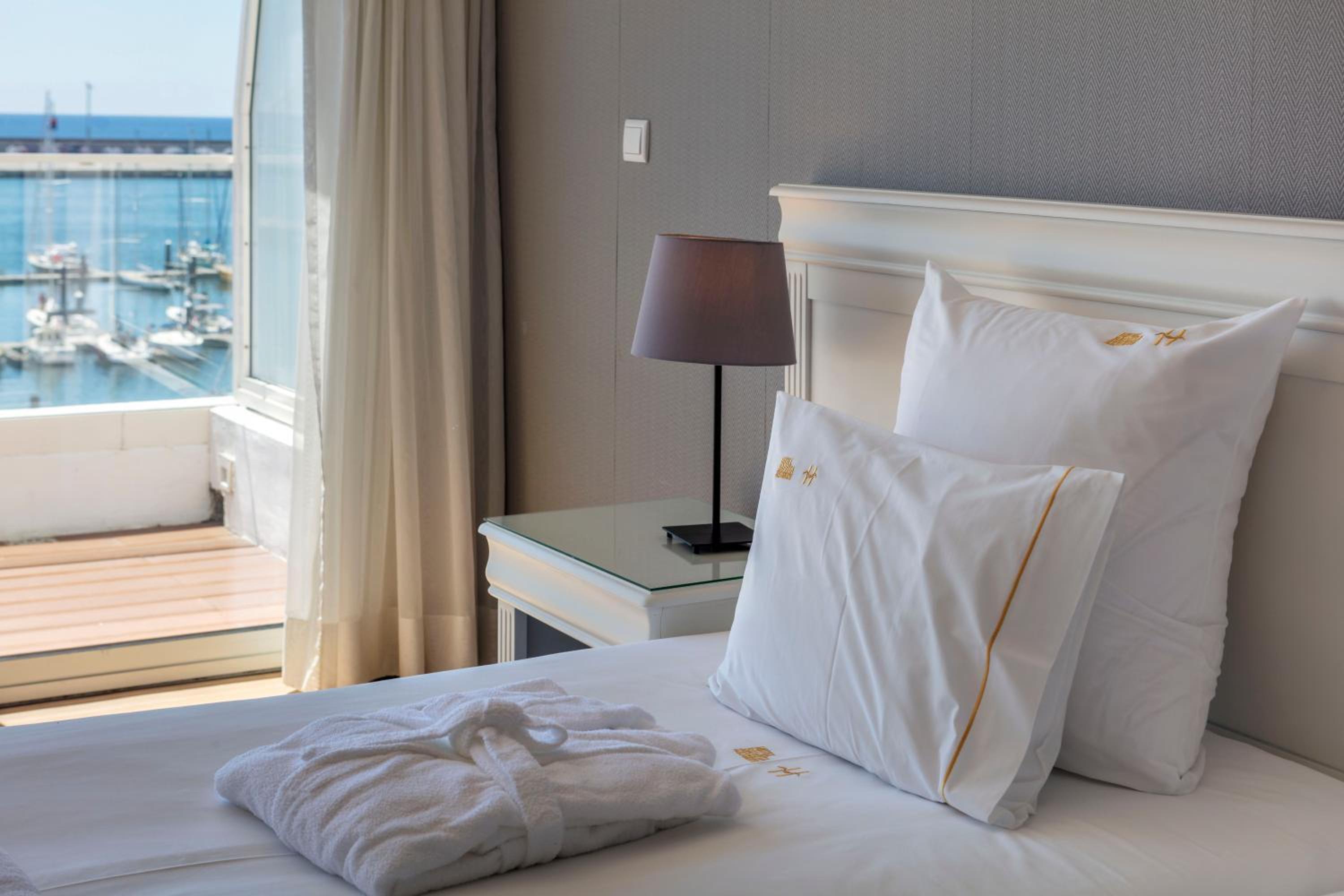 Superior King Suite With Balcony And Sea View thumbnail 5