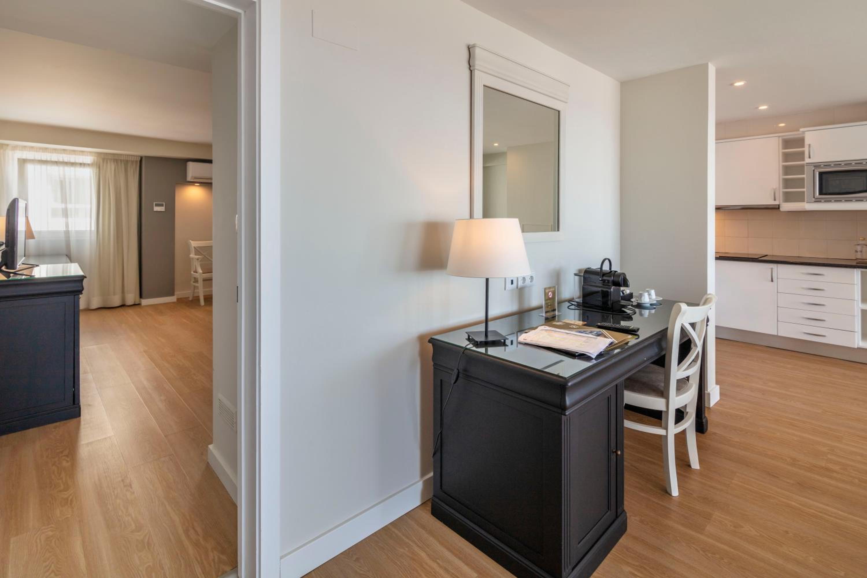 Superior King Suite With Balcony And Sea View thumbnail 6