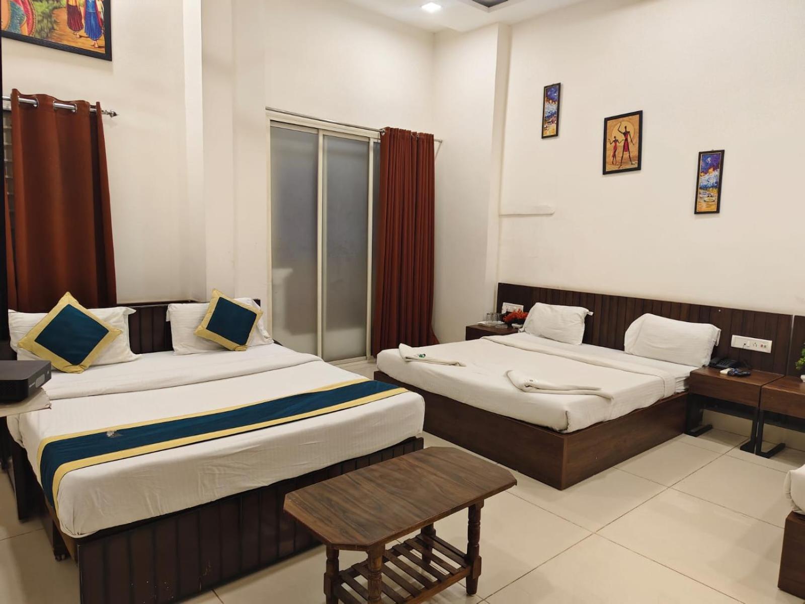 Deluxe Double Room (2 Adults + 1 Child)
