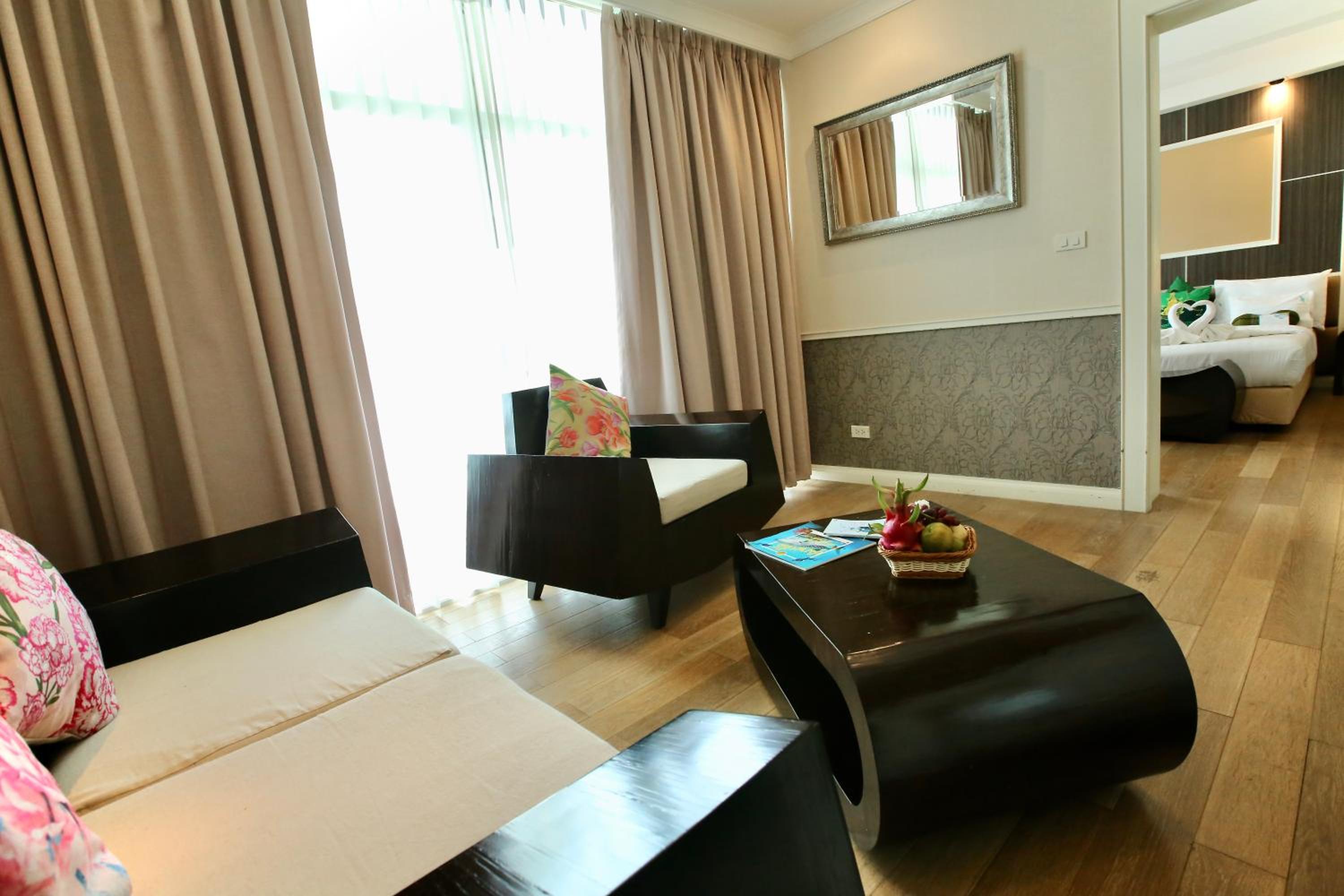 Suite - Photo 9