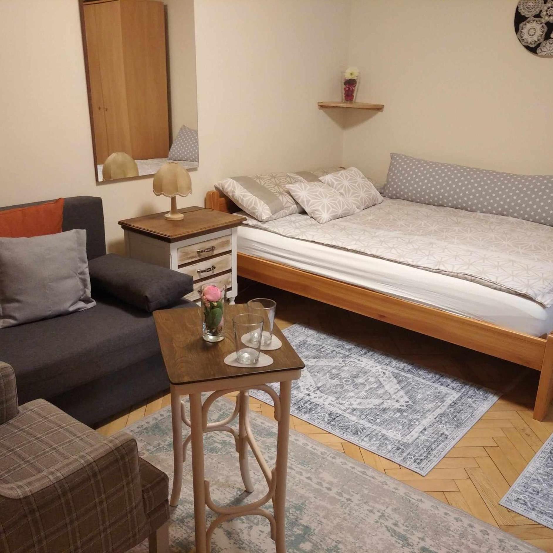One-Bedroom Apartment photo 1