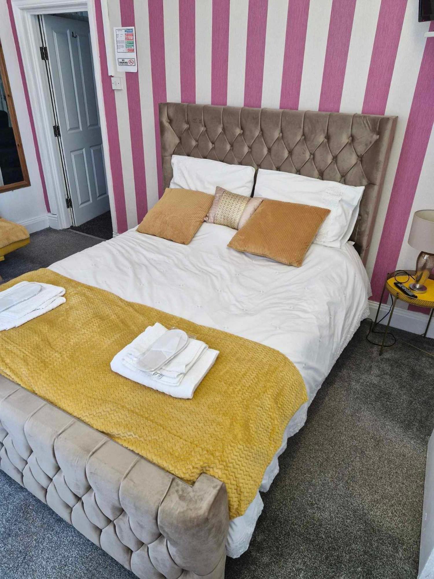Deluxe King Room - Photo 2