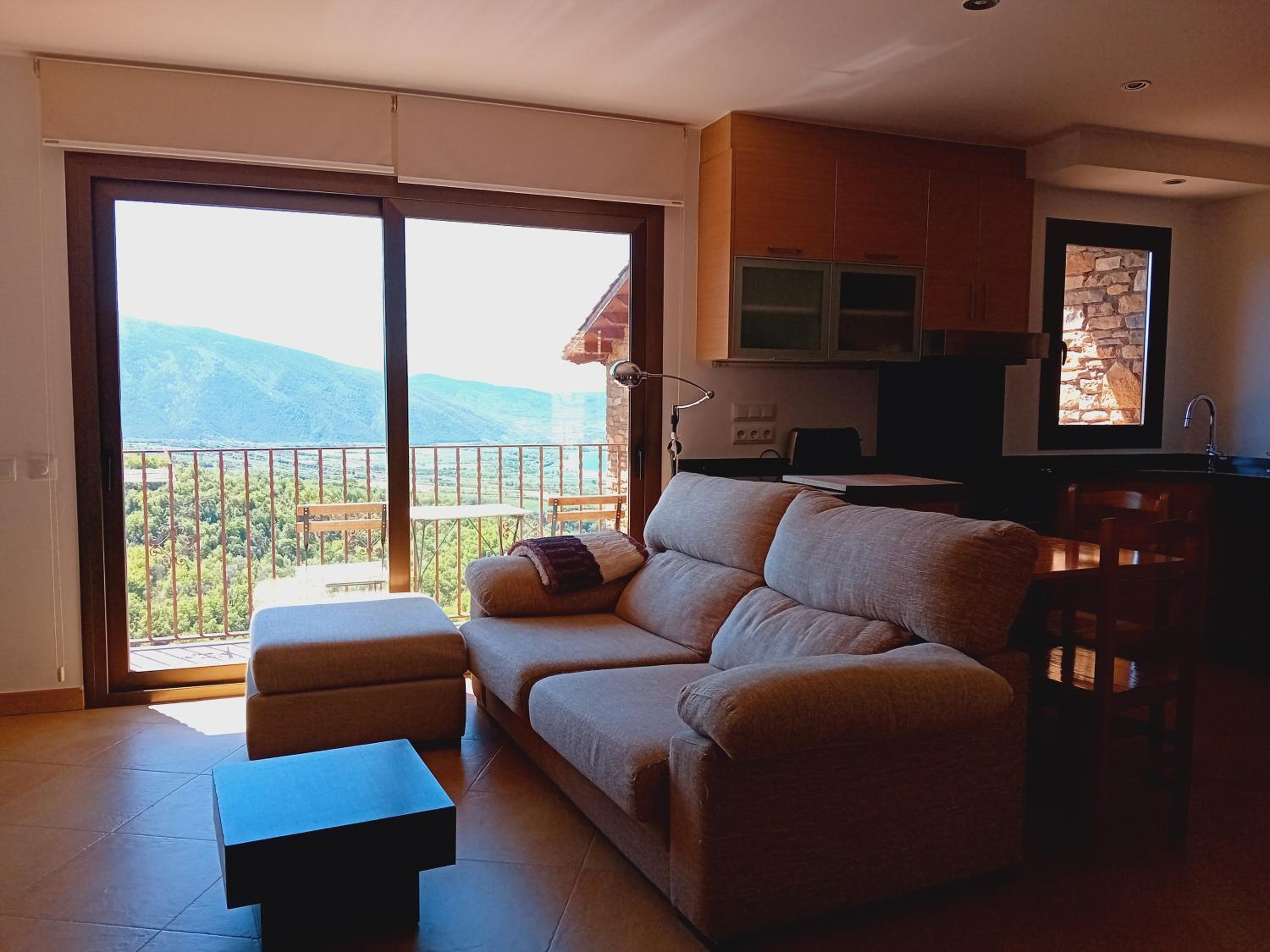 Apartamento de una habitación con balcón y vistas a la montaña
