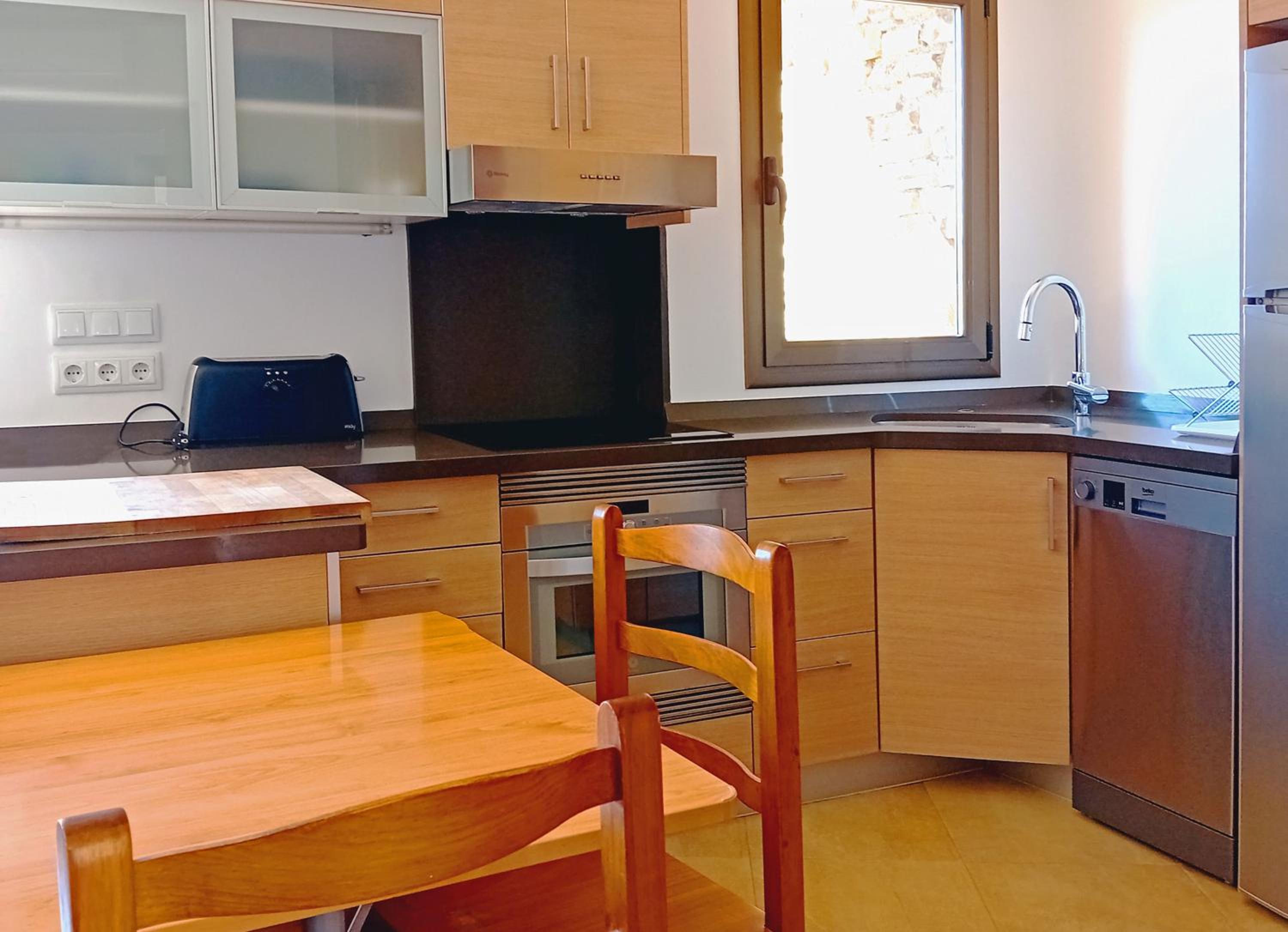 One-Bedroom Apartment with Balcony and Mountain View   photo 2