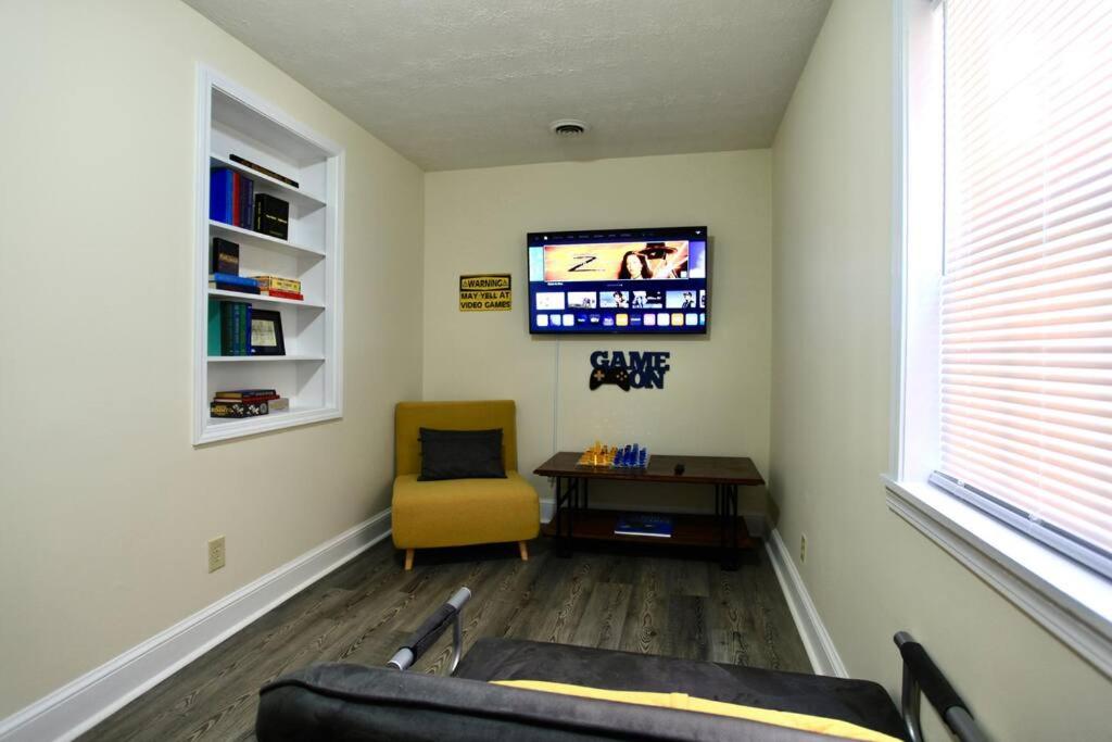 Three-Bedroom Apartment photo 2