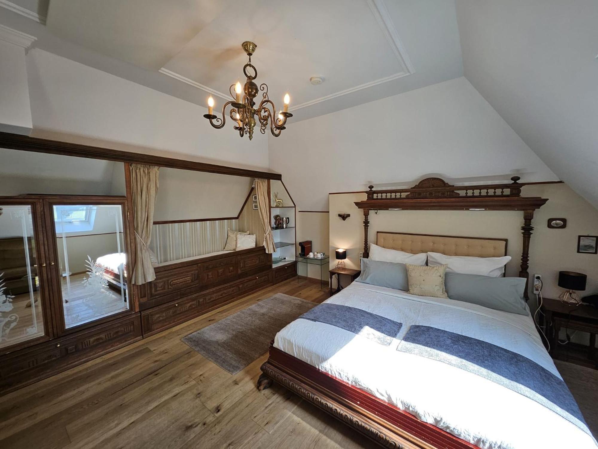 Deluxe Family Room