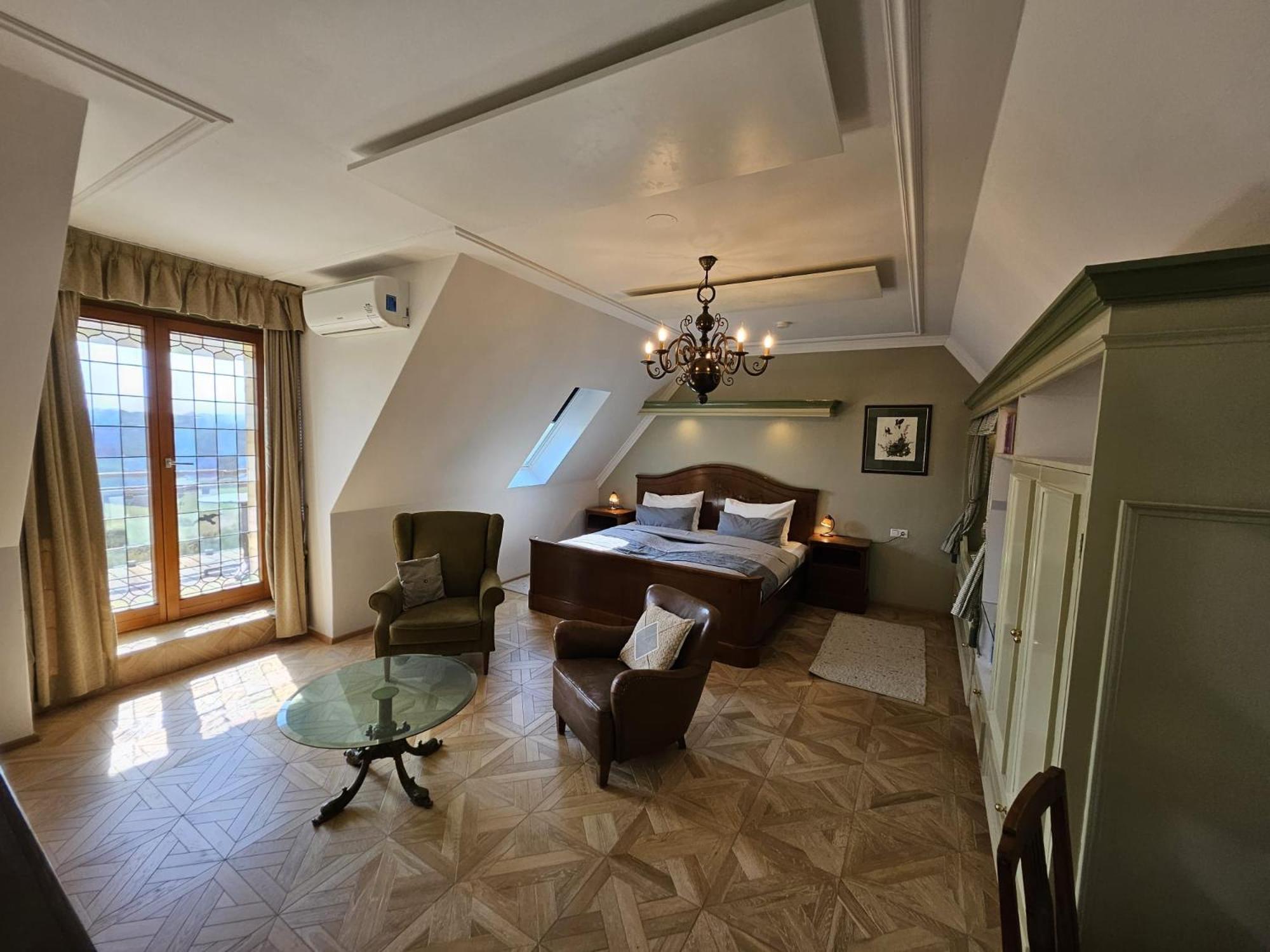 Deluxe Family Suite photo 2