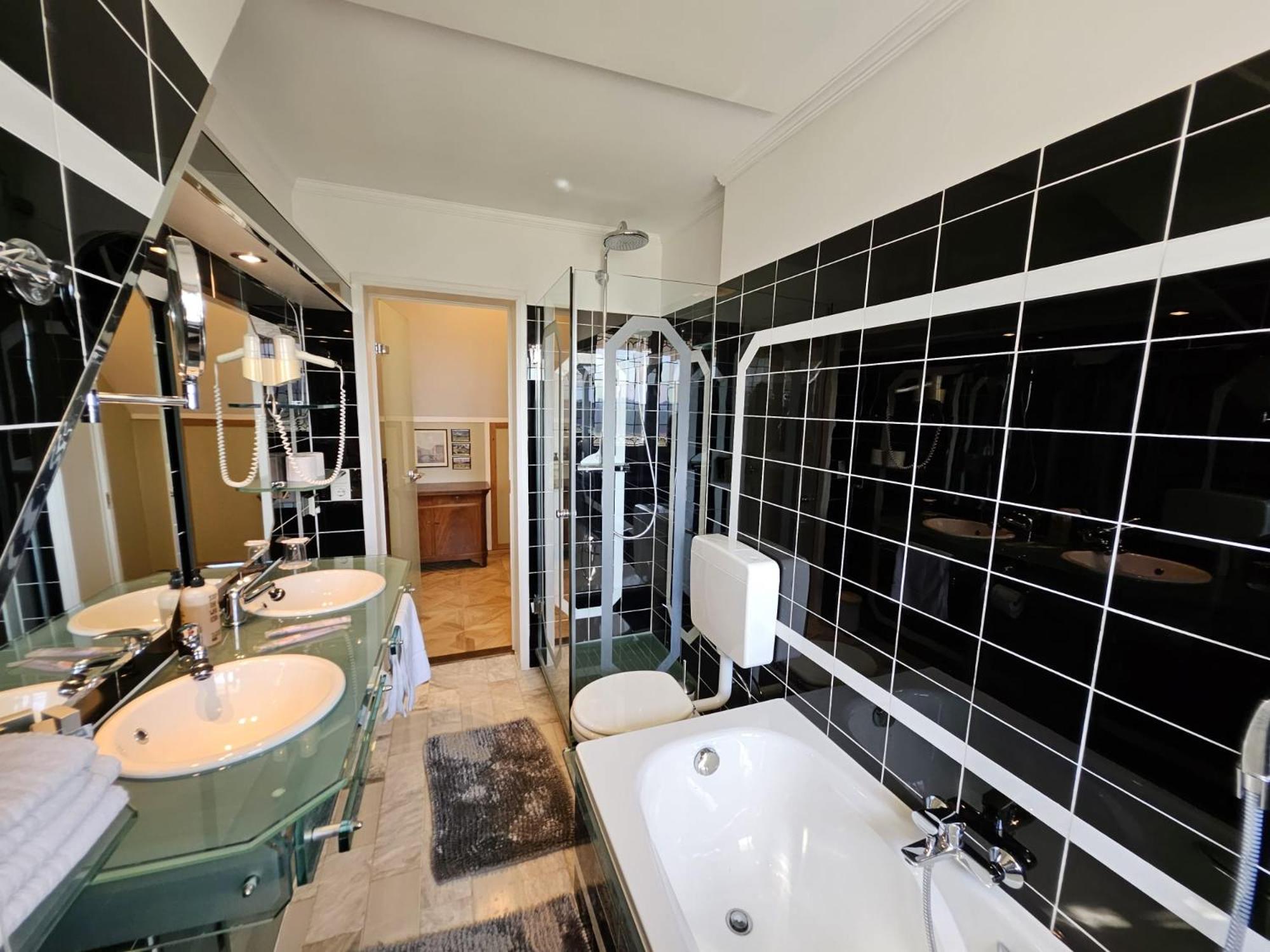 Deluxe Family Suite photo 3