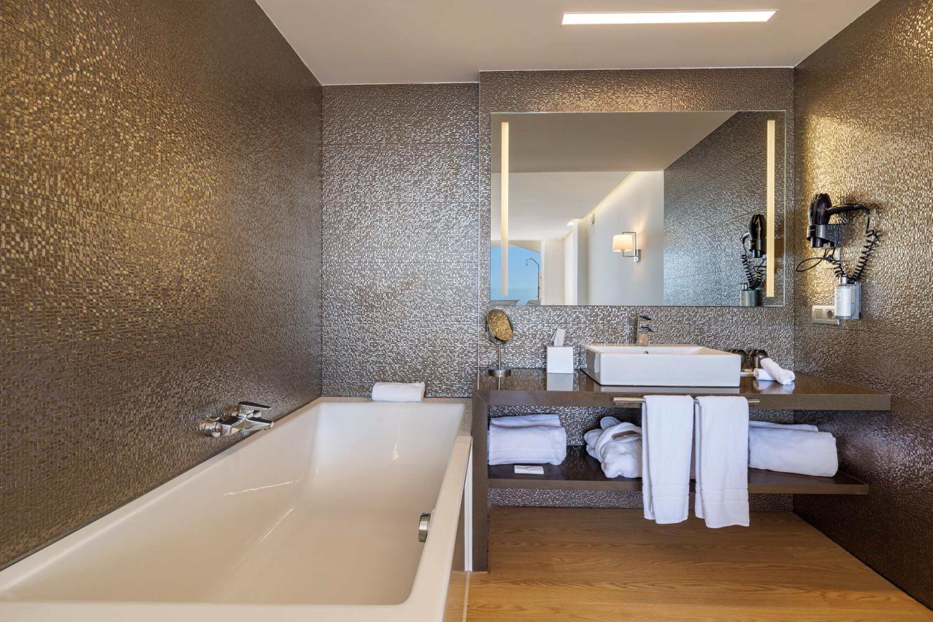 Suite Penthouse with Sea View and Hot Tub - Free Spa Access photo 3