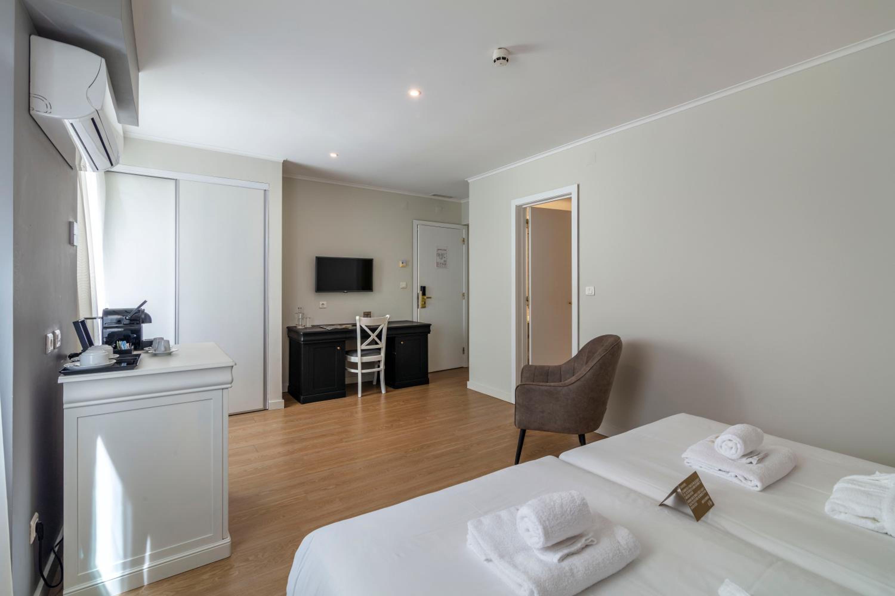Standard Twin Room - Photo 8