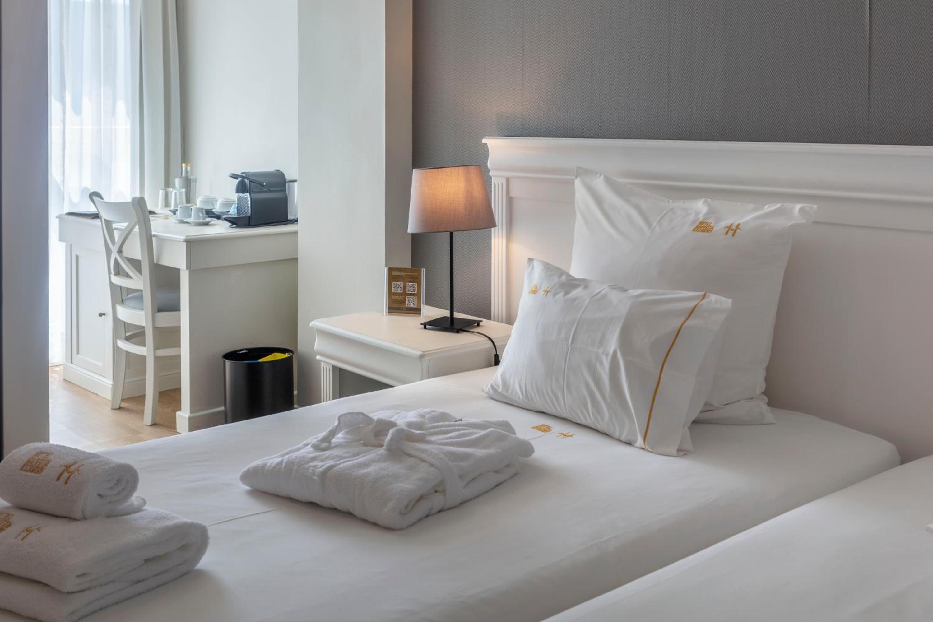 Standard Twin Room - Photo 1