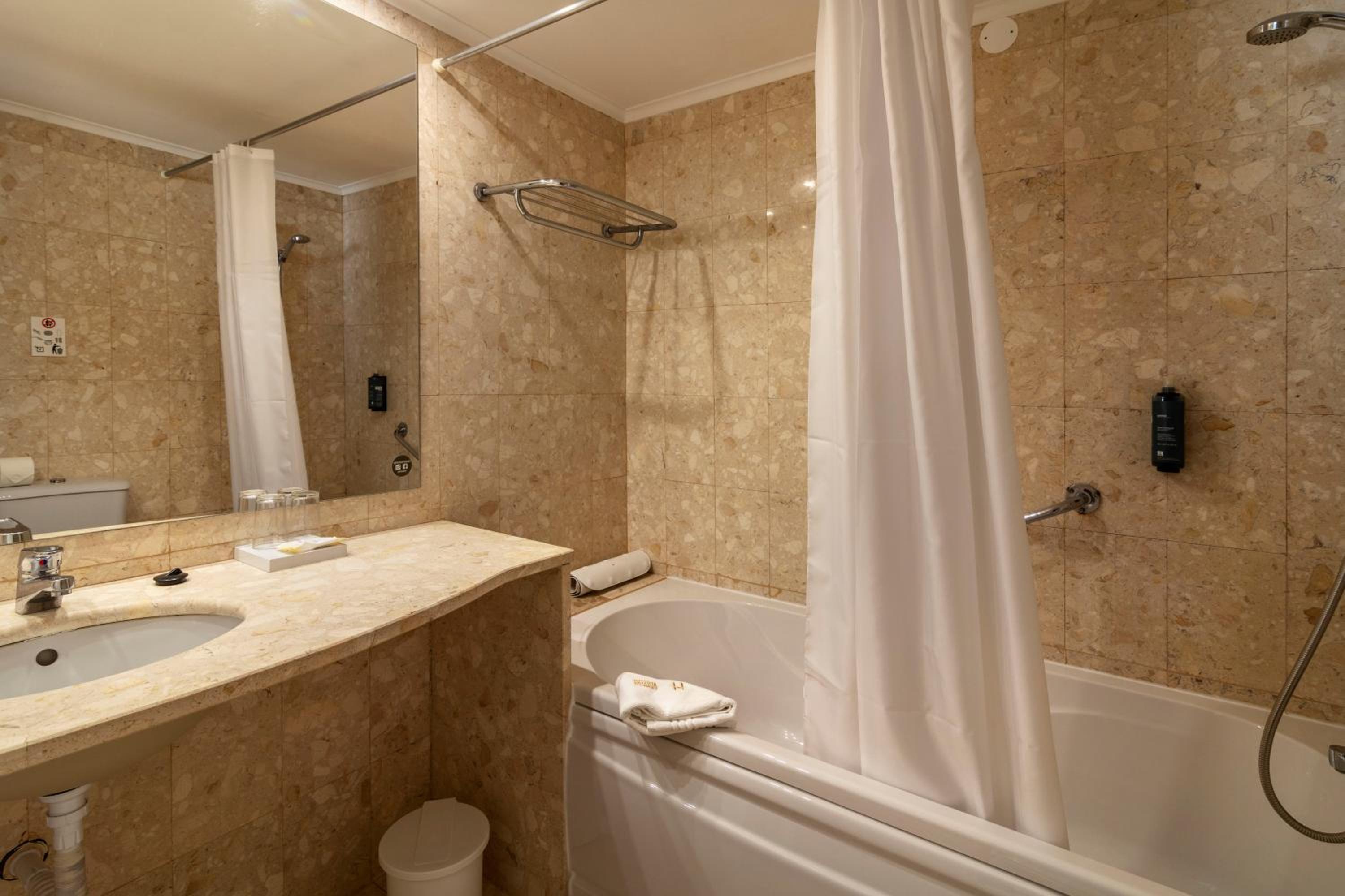 Standard Twin Room - Photo 2