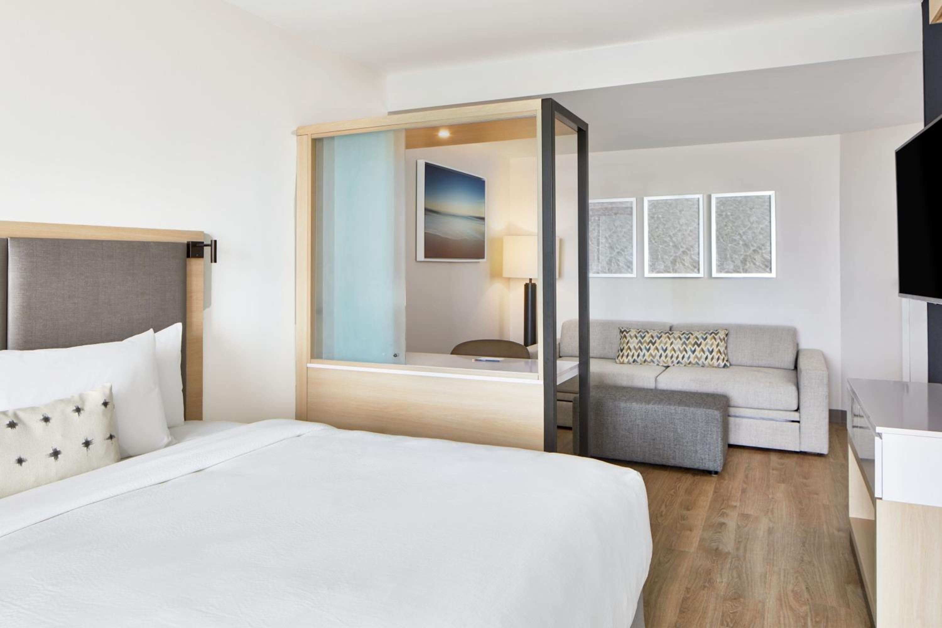 Studio with Two Queen Beds, Balcony and Trundle Sofa - Photo 3