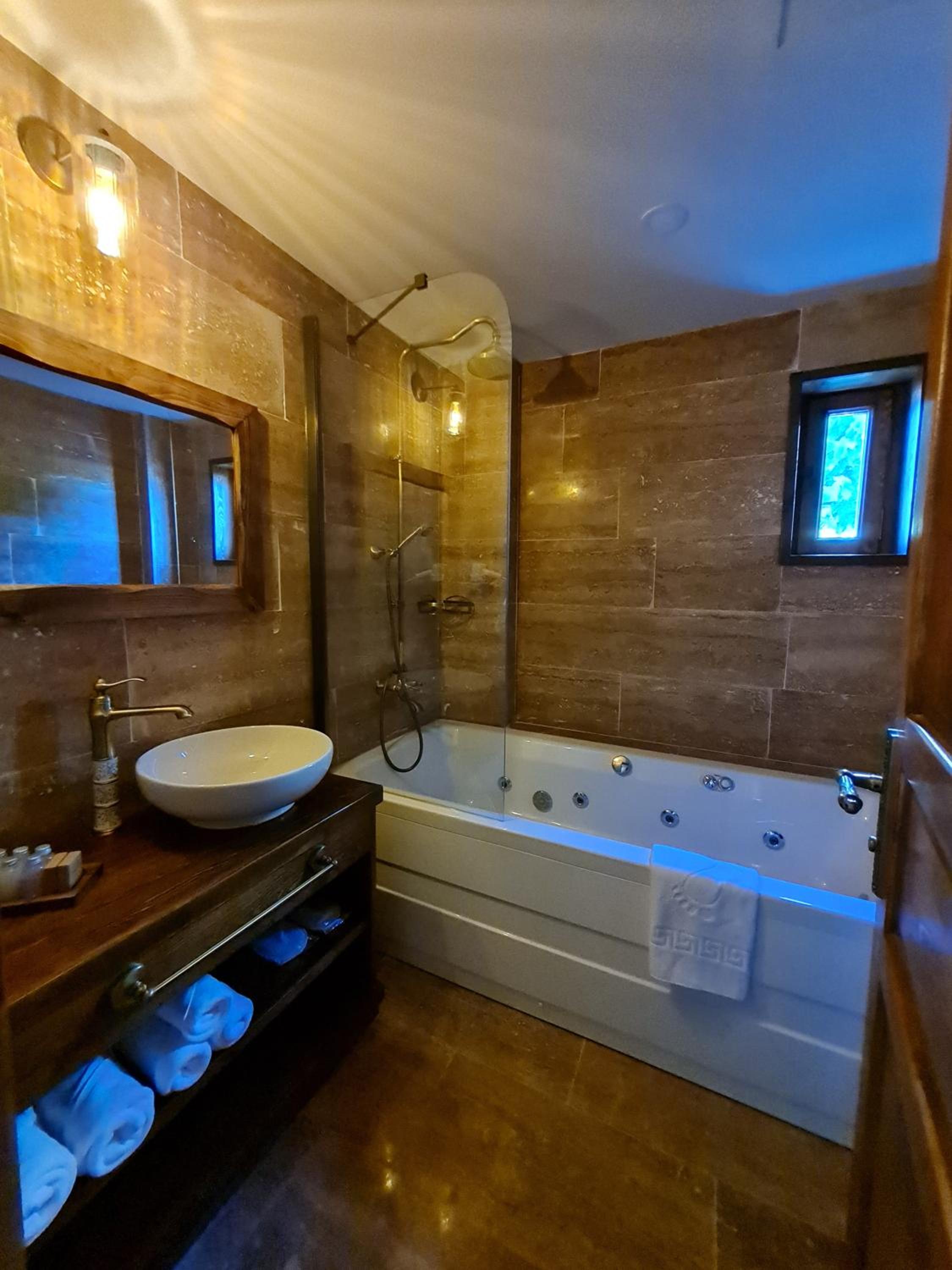 Deluxe Room - Photo 9