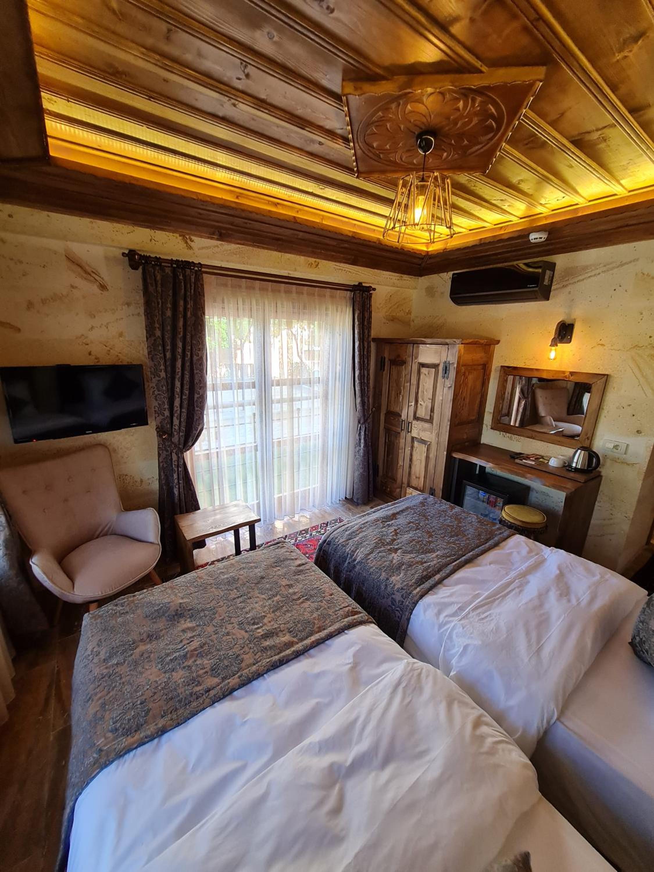 Deluxe Room - Photo 5