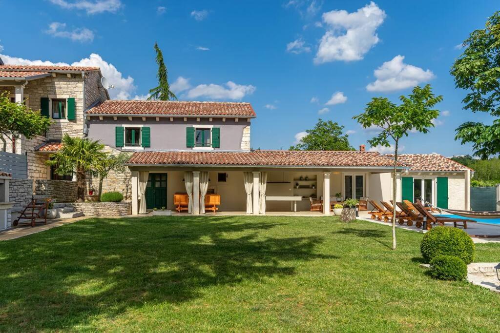 Villa photo 2
