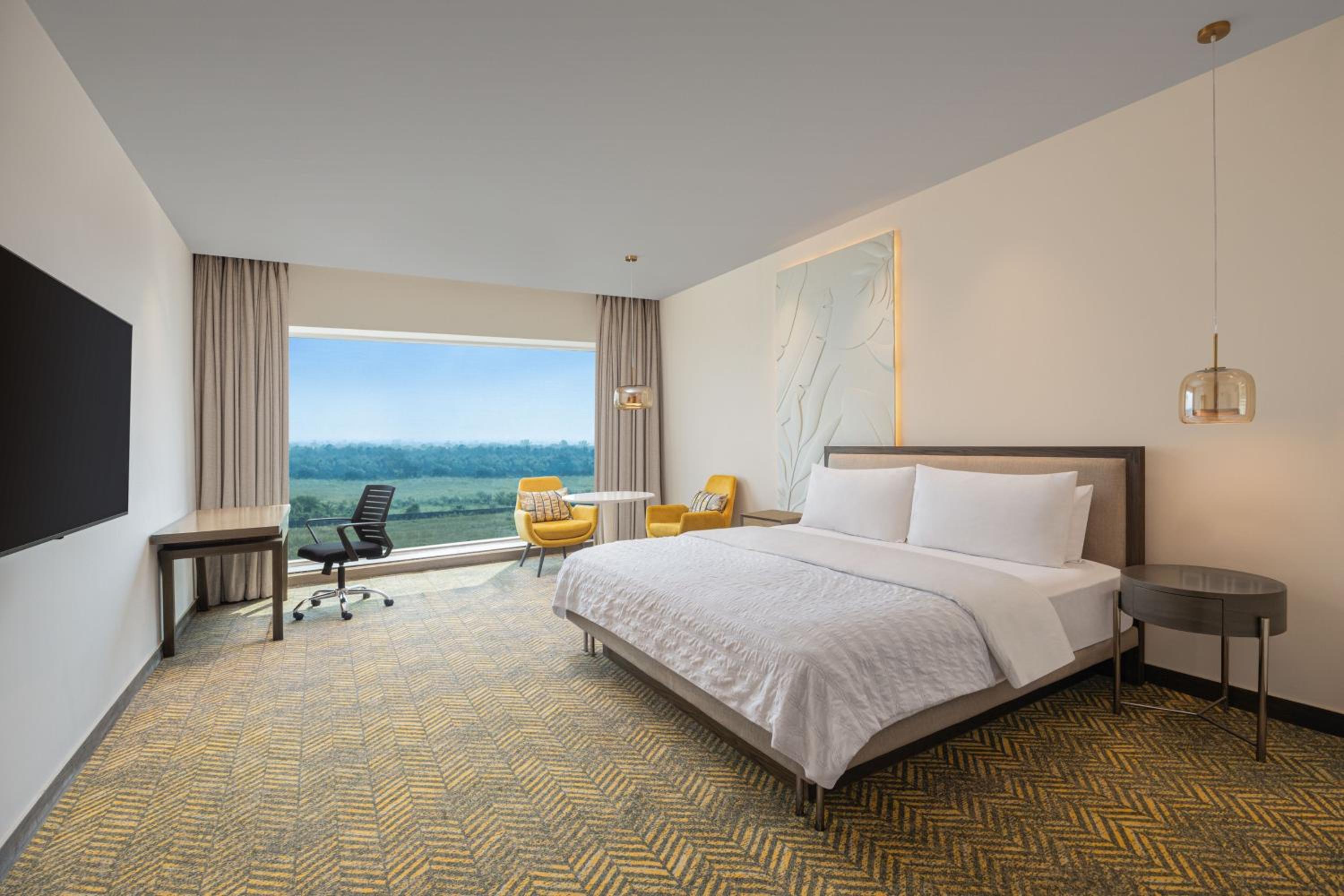 Club King Room with Lounge Access from 7pm – 9pm with complimentary in-house selection of liquor I 2 pints of beer and 2 pieces of laundry per day on non-cumulative basis