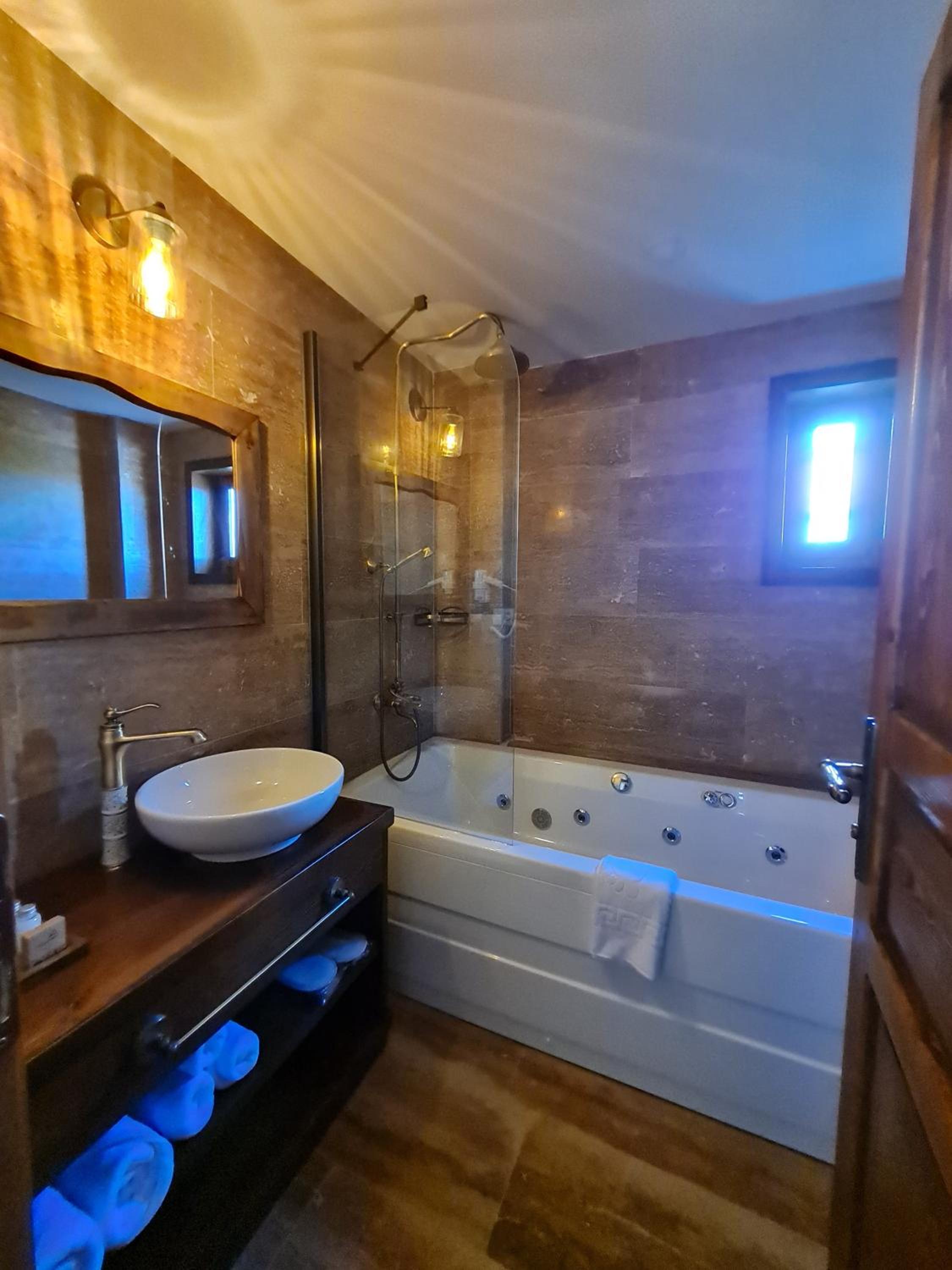 Deluxe Double Room with Castle View - Photo 8