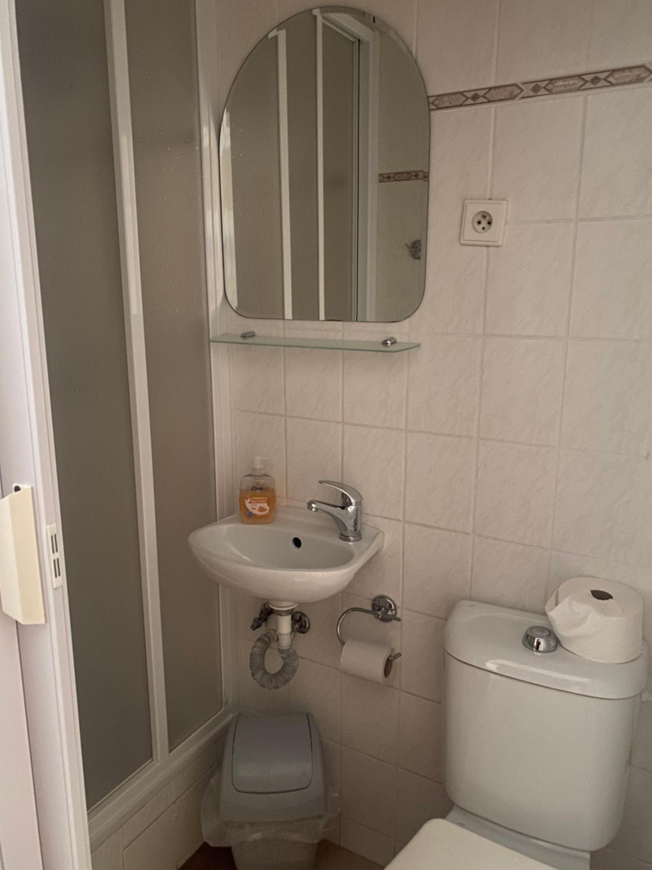 Single Room with Bathroom photo 2