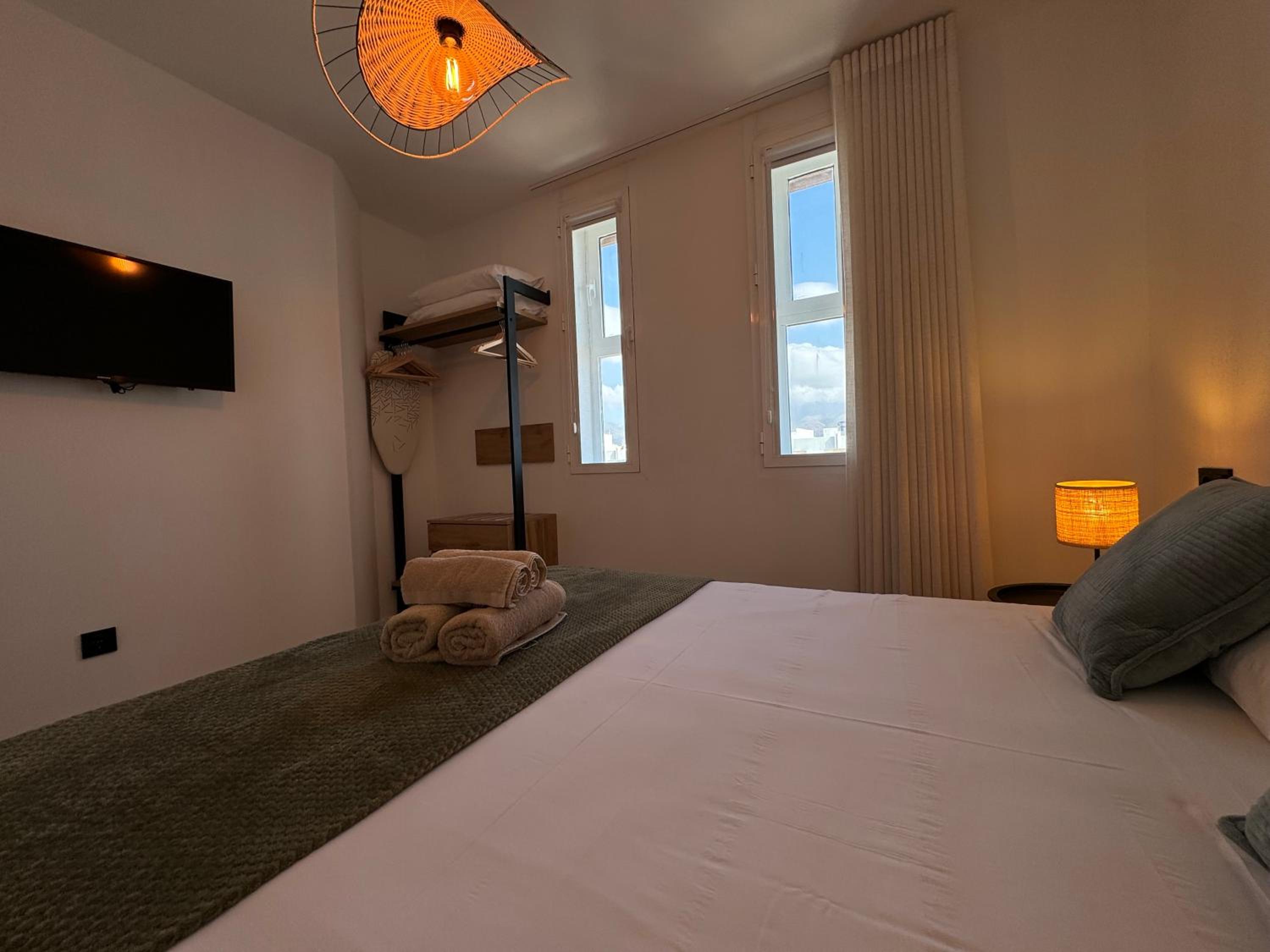 Apartamento de una habitación con vista al mar y balcón.