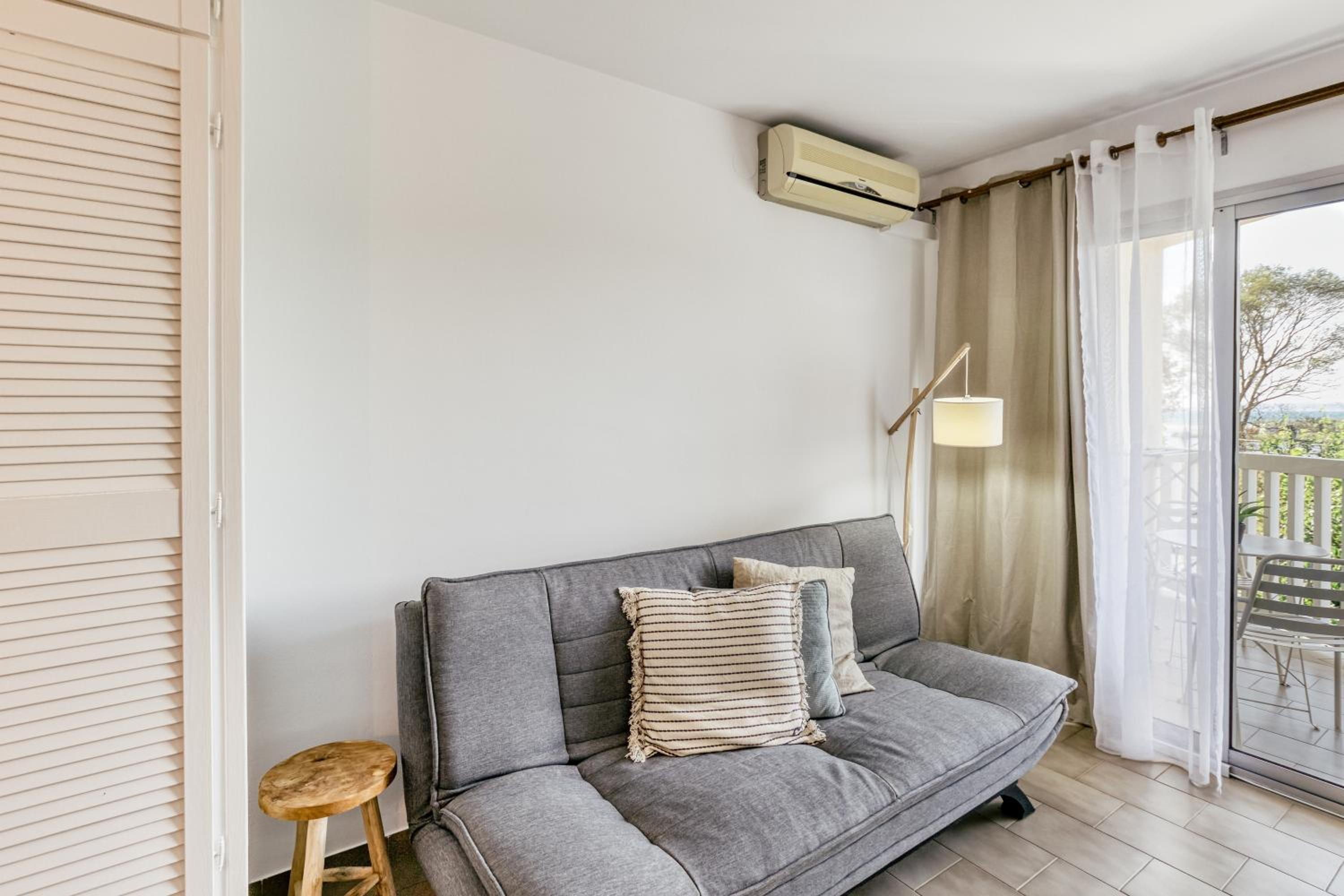 Apartamento de un dormitorio superior con balcón