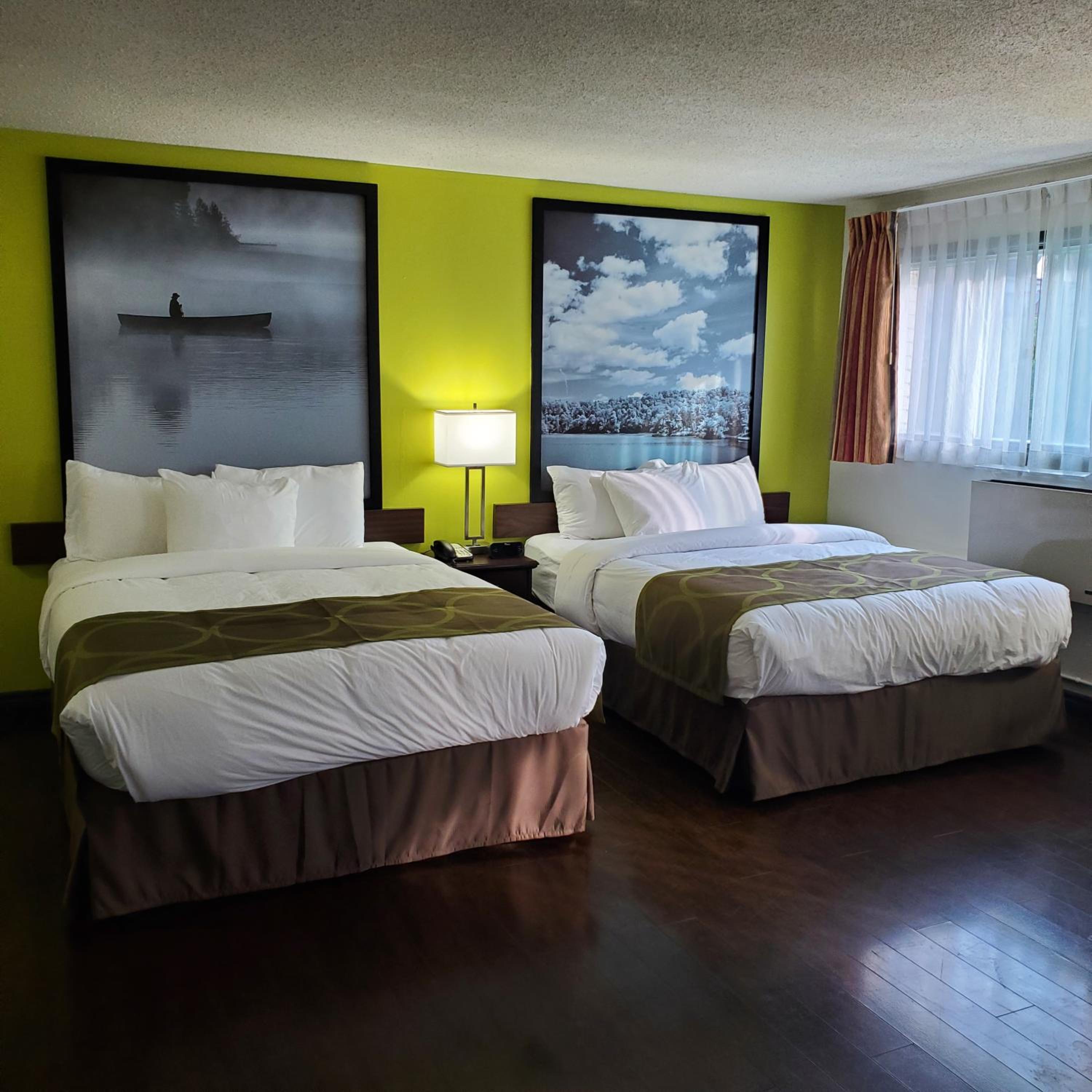 Queen Room with Two Queen Beds - Non-Smoking - Photo 2