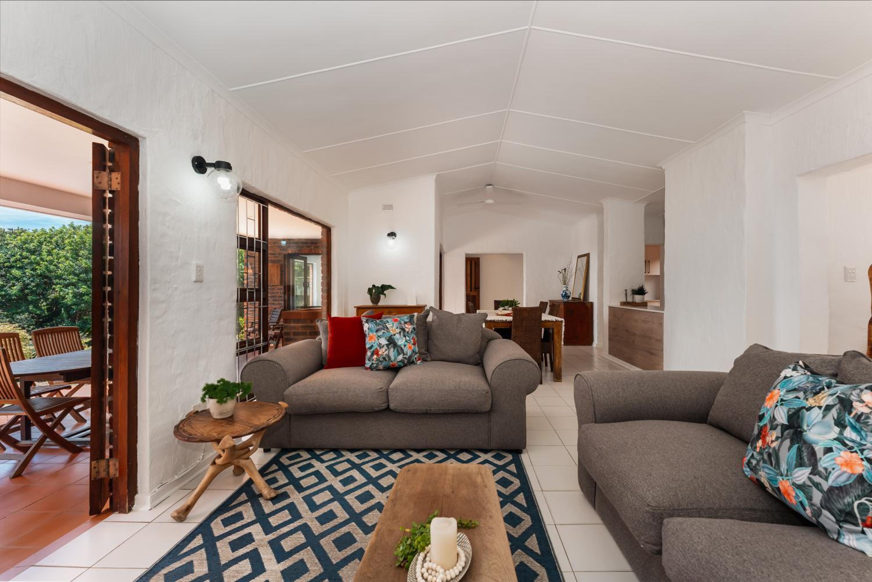 Five-Bedroom House photo 1